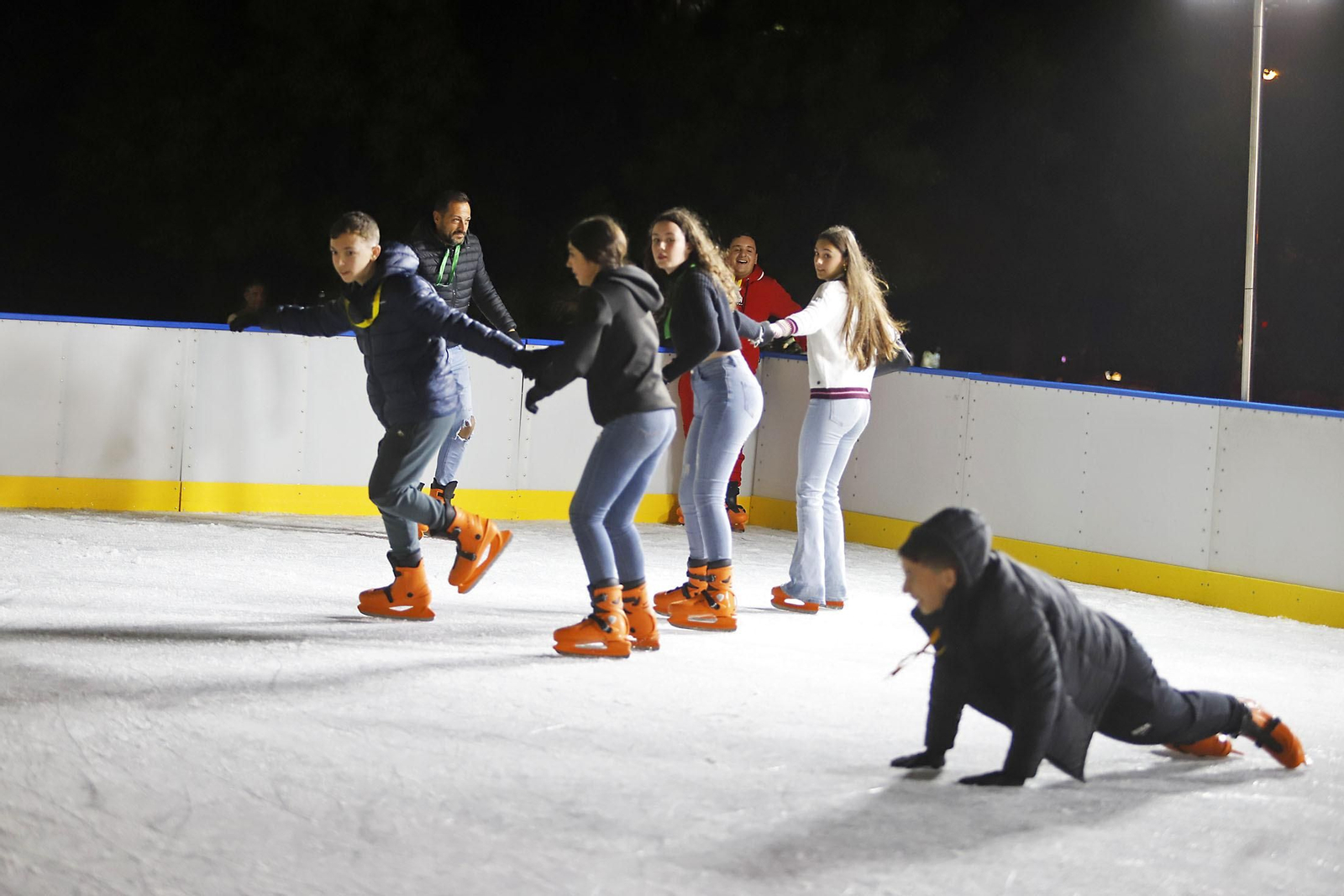 Imágenes de la pista de hielo en Isla Chica por Navidad