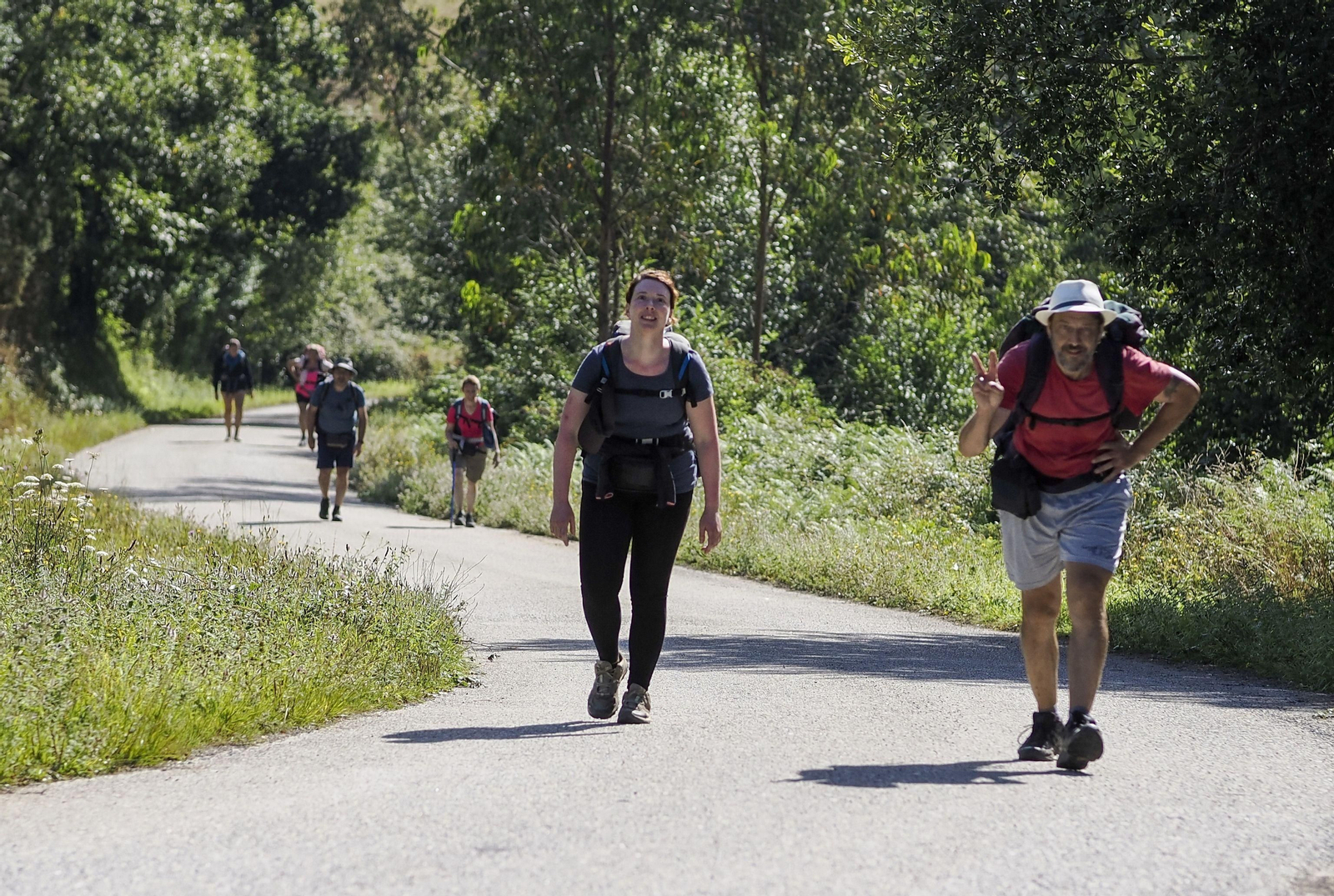 Un grupo de peregrinos haciendo el Camino de Santiago.