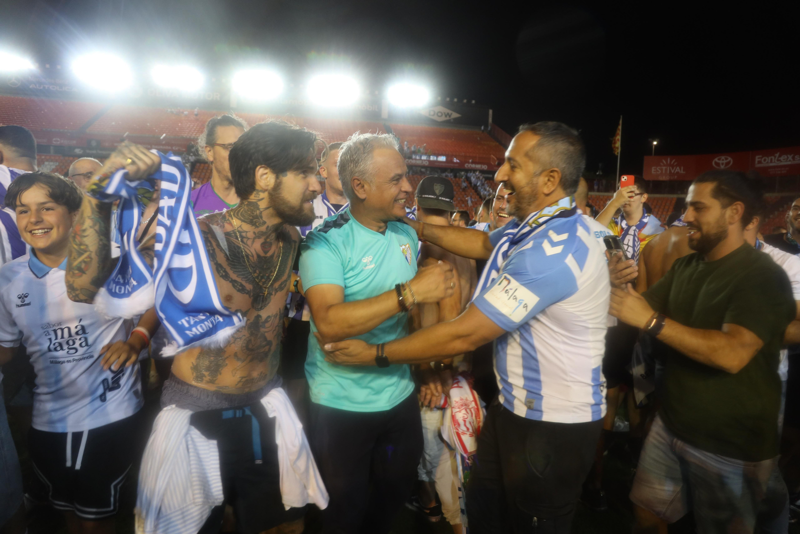 Sergio Pellicer, entrenador del Málaga, celebrando en Tarragona en el centro dela imagen. Sergio Pellicer, entrenador del Málaga, celebrando en Tarragona en el centro dela imagen.