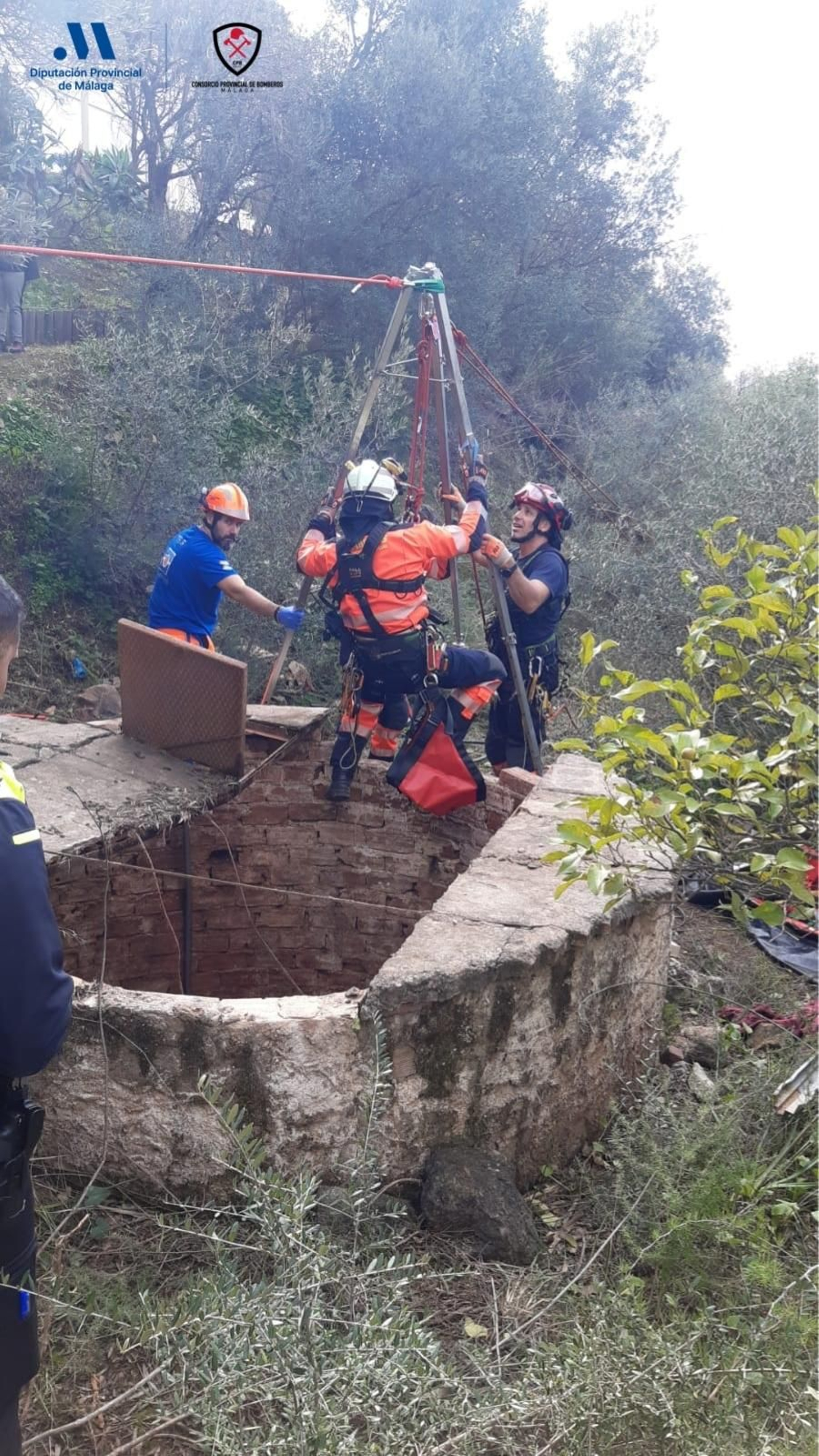 Los bomberos durante el operativo de rescate.