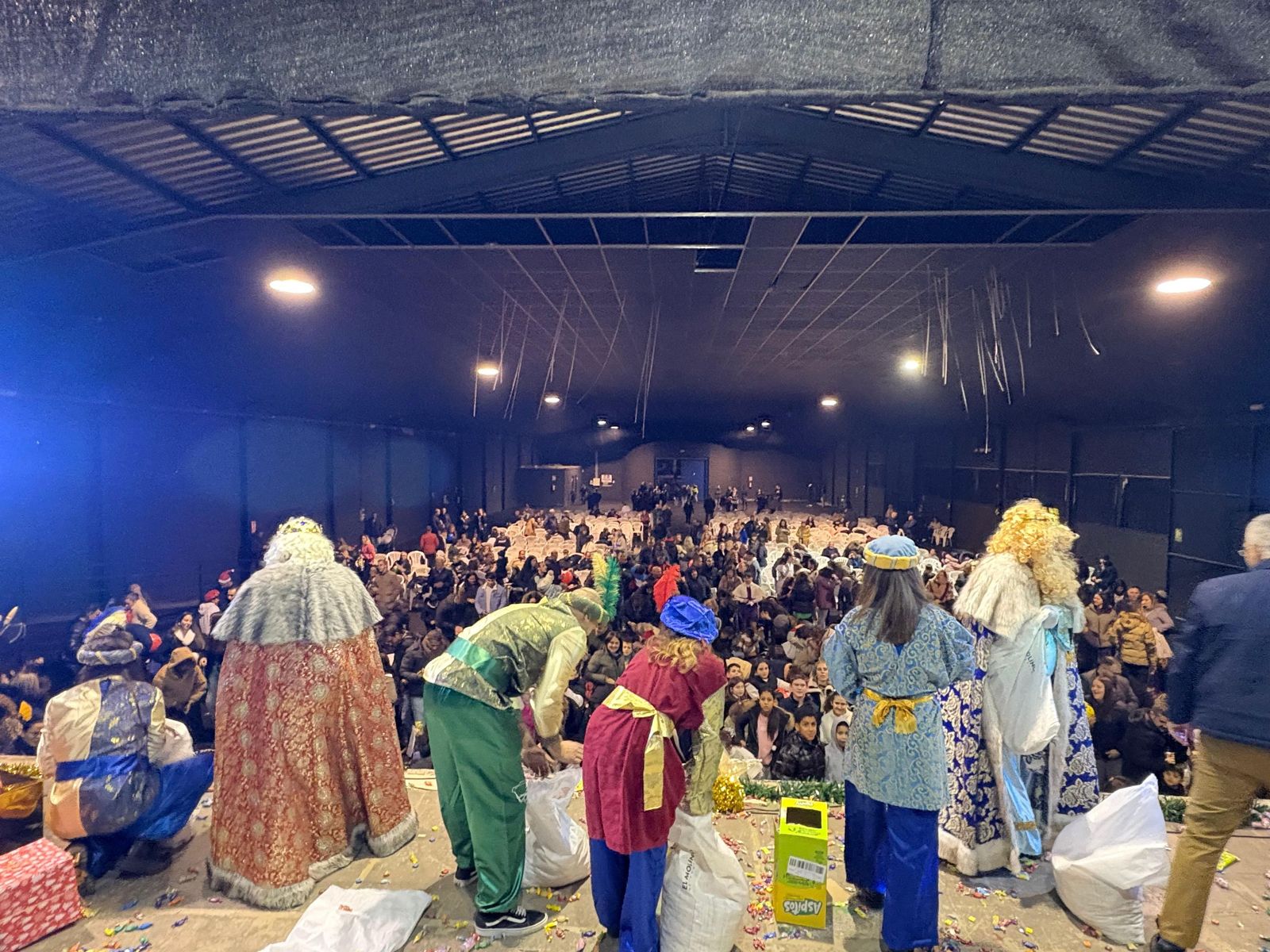 Magia y espectáculo se citan en la cabalgata más "diferente" de Olula del Río, en imágenes