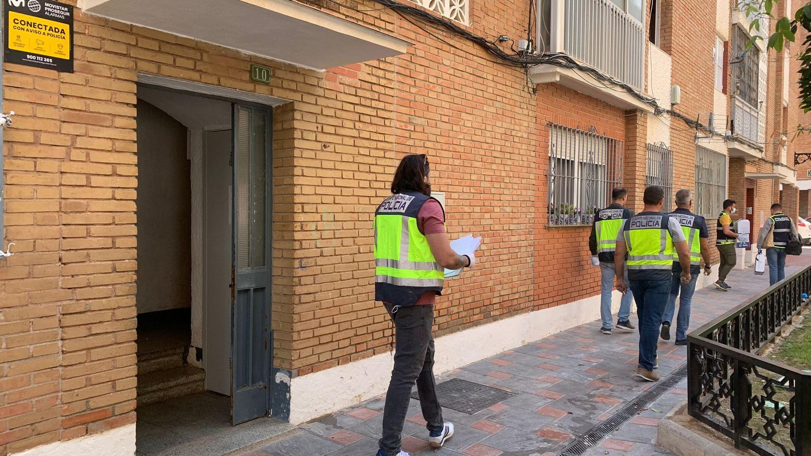 Agentes en la puerta del inmueble en Fuengirola donde se han producido los hechos. Agentes en la puerta del inmueble en Fuengirola donde se han producido los hechos.