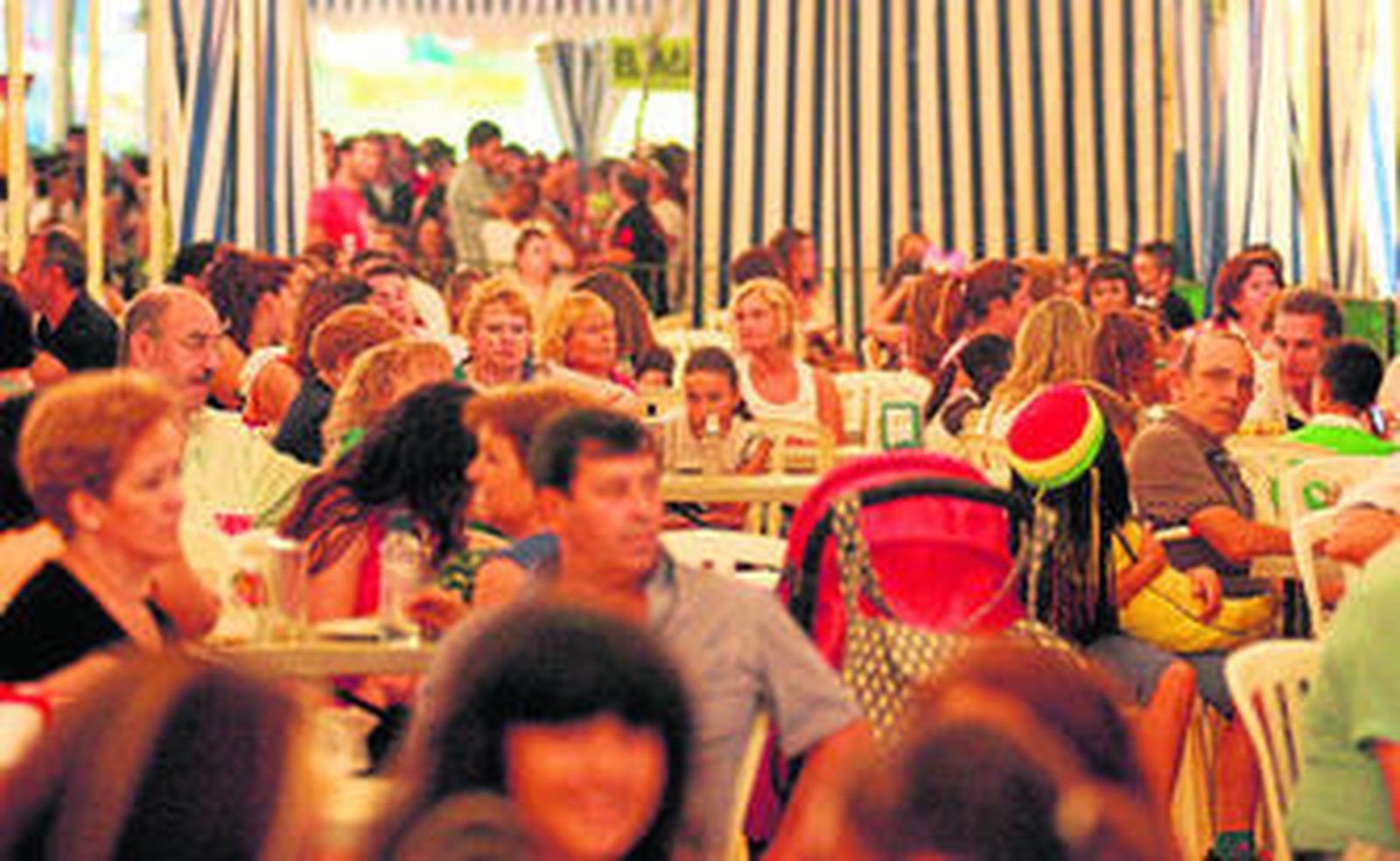 El cantante se dejó la piel en el escenario.