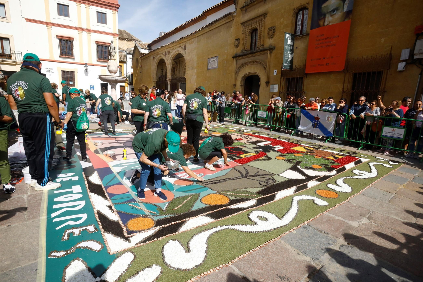 Las imágenes de la espectacular alfombra floral inspirada en Romero de Torres