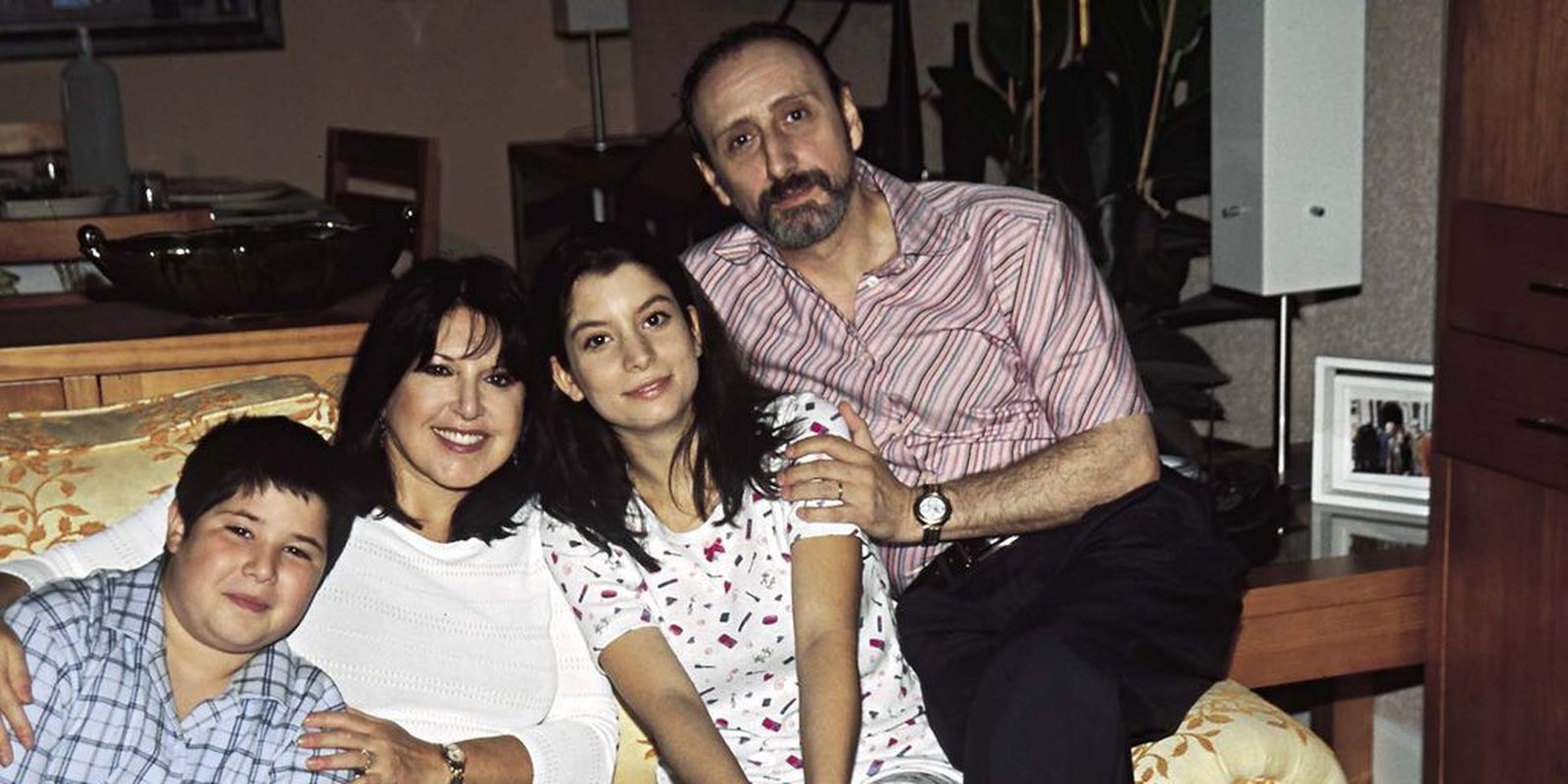 Juan Cuesta con su esposa Paloma y sus dos hijos