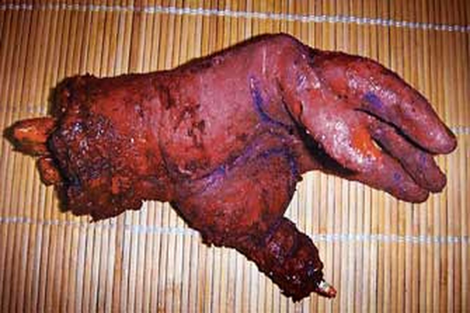 Ejemplo de una mano simulada utilizada para una película de terror extraída de la página Lost Zombies.