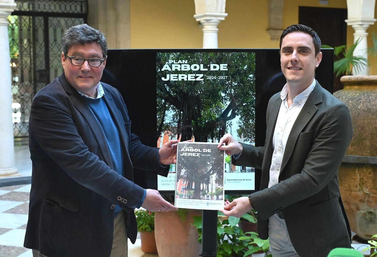 José Ángel Aparicio y Jaime Espinar, en la presentación del plan municipal de arbolado.