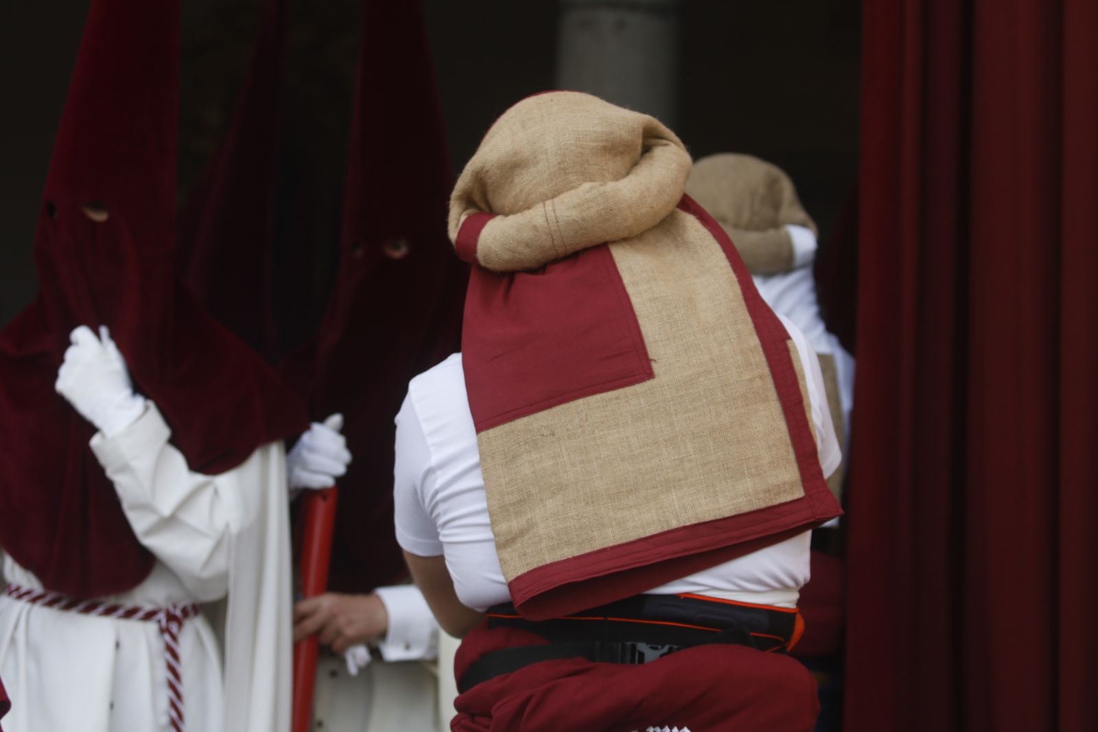 Lunes Santo en Córdoba: La procesión de la Vera-Cruz, en imágenes
