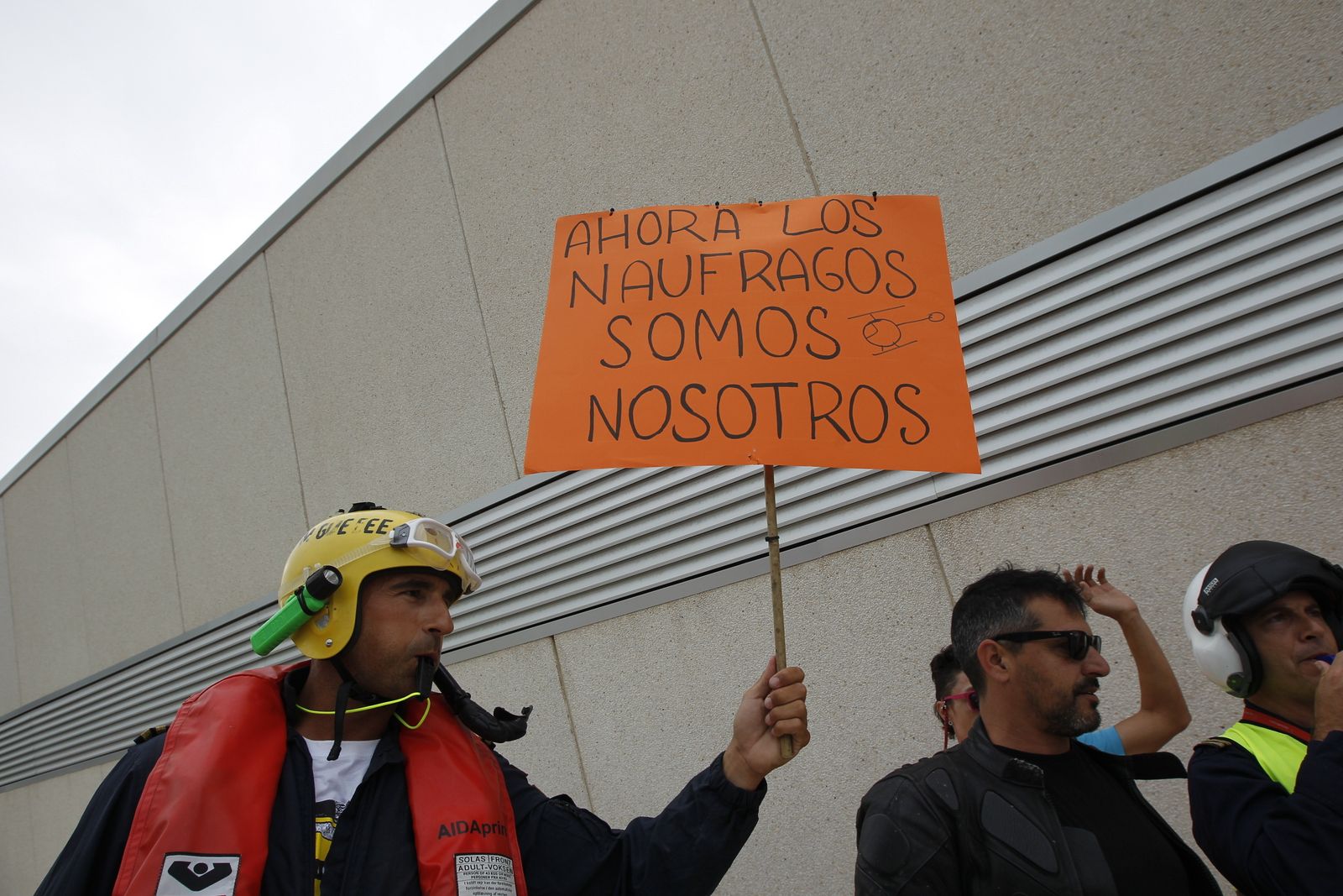 Fotogalería protesta equipo aéreo Salvamento Marítimo en Almería