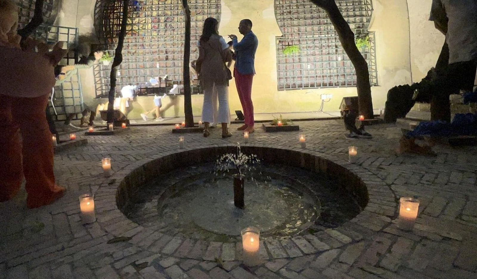 Una imagen de una de las visitas a los patios en la noche del martes.