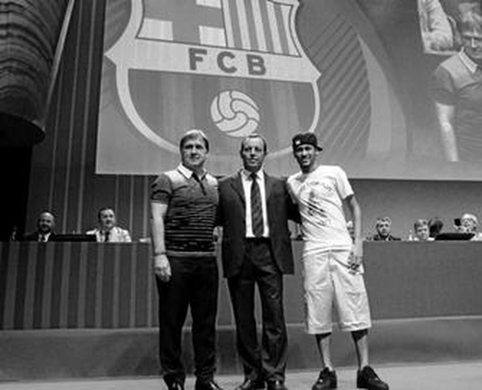 El presidente del Barcelona, Sandro Rosell, es flanqueado por Tata Martino y Neymar durante el Congreso Mundial de Peñas del club, el 2 de agosto.