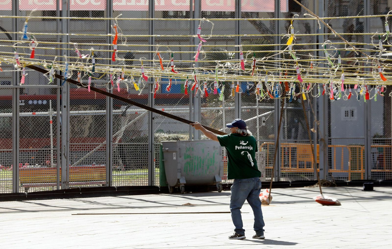 Operarios preparan los cientos de petardos que se dispararon el pasado 1 de marzo en la primera 'mascletá 'de las fallas de Valencia.
