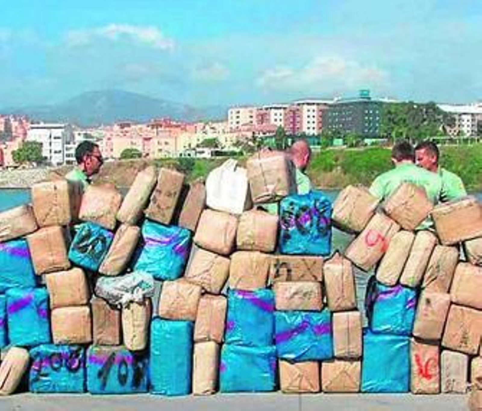 Los fardos de hachís que transportaba la embarcación que abordó la Guardia Civil.