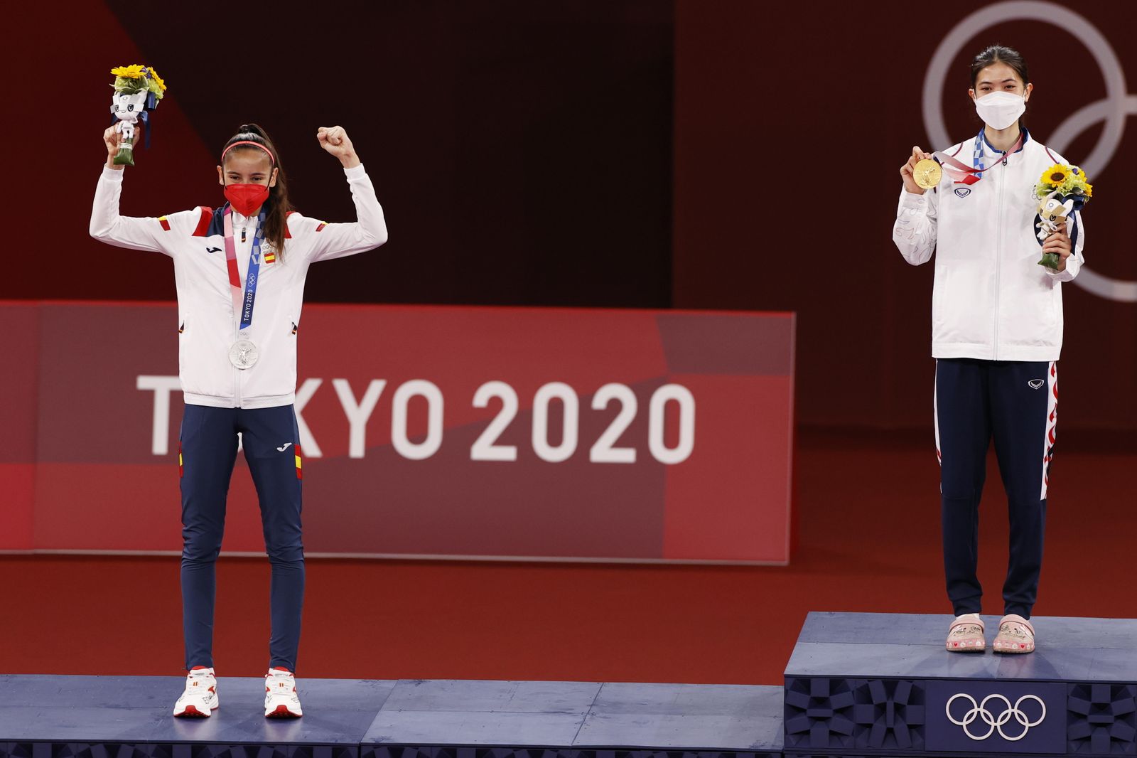 Adriana Cerezo levanta los brazos en el podio.