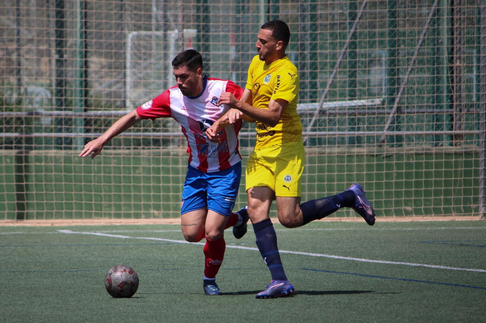 Josema disputa un balón con un rival durante el encuentro de los almerienses del pasado jueves frente al Marbellí.