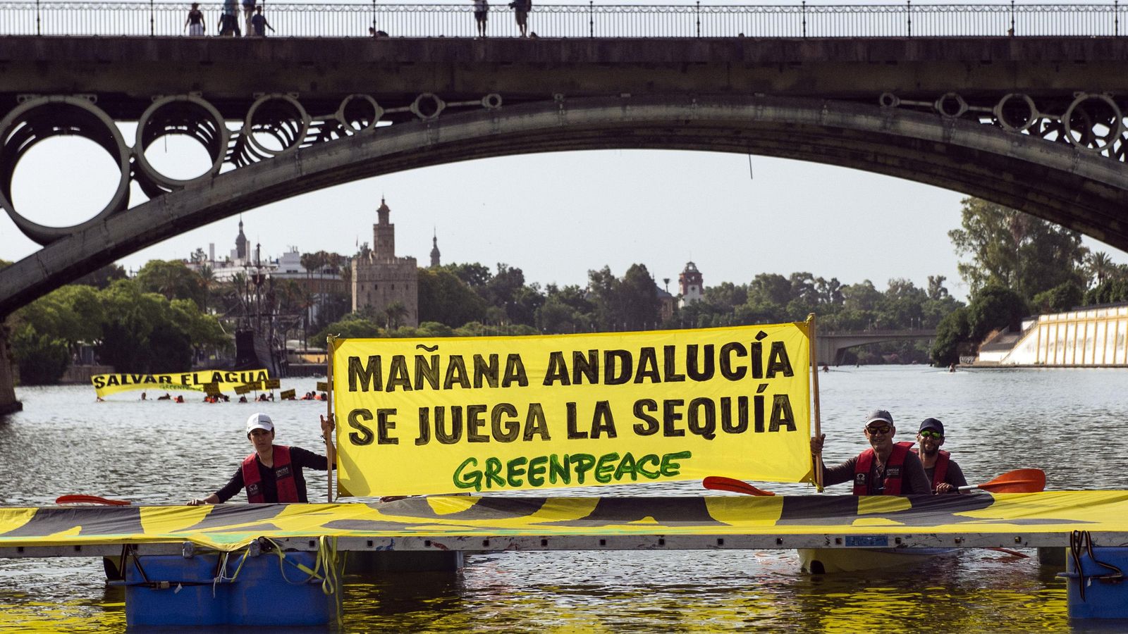 Un momento de la manifestación acuática junto al puente de Triana.
