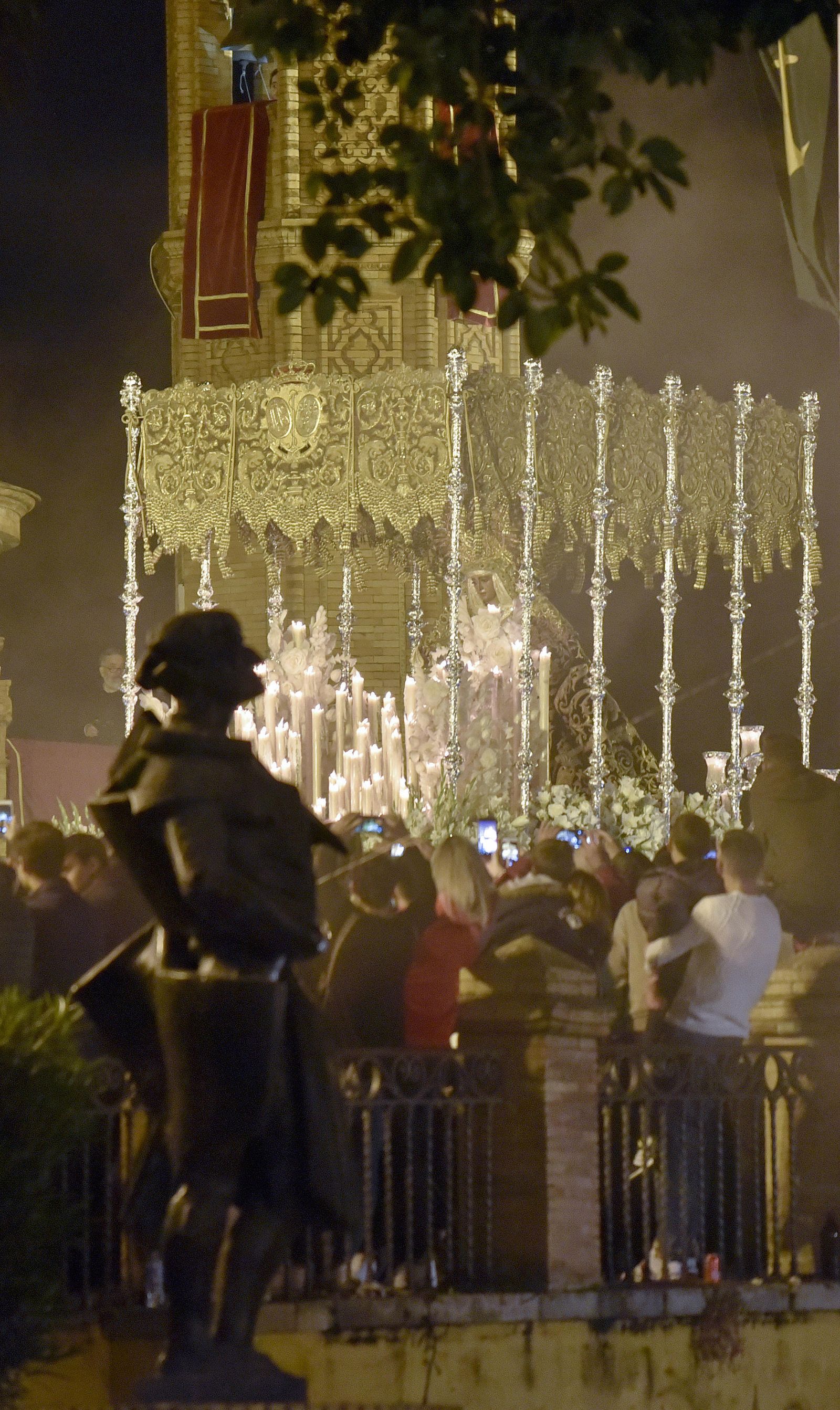 La Esperanza al llegar al Altozano con la estatua de Belmonte en primer término.