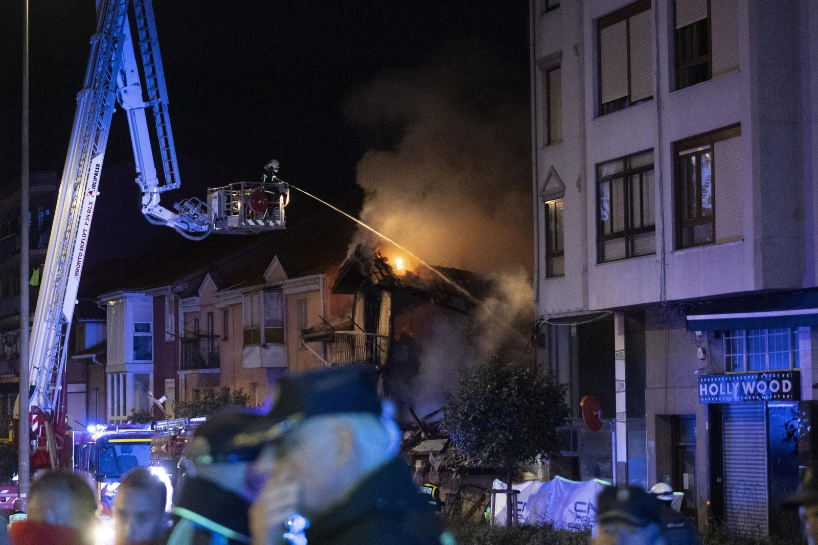 Tres muertos en la explosión de un edificio de Santander.