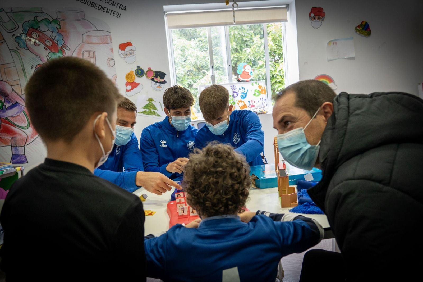 Imágenes de la visita del Xerez DFC al Hospital de Jerez y al San Juan Grande