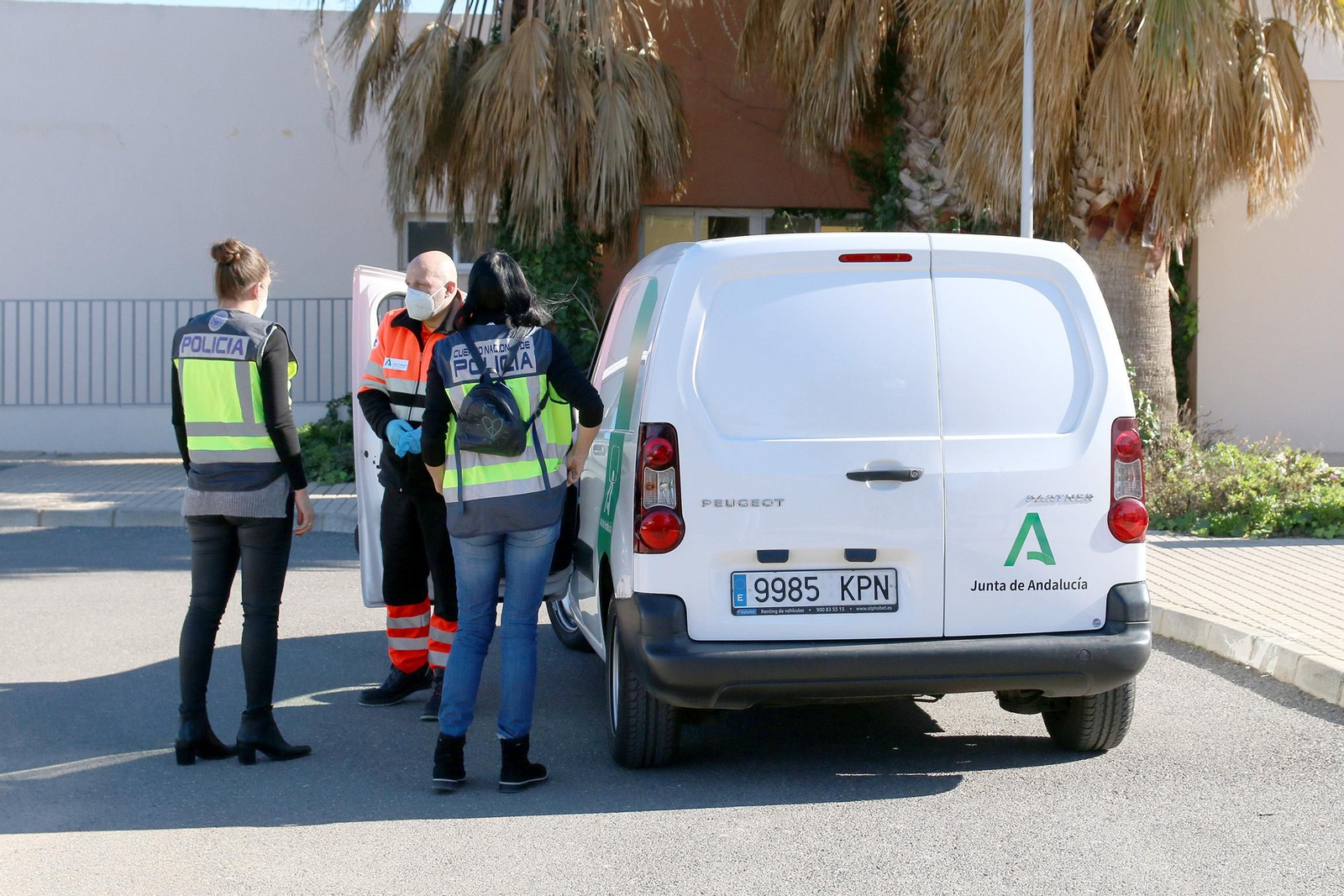 Las imágenes de la llegada de las primeras vacunas contra el COVID-19 a Almería