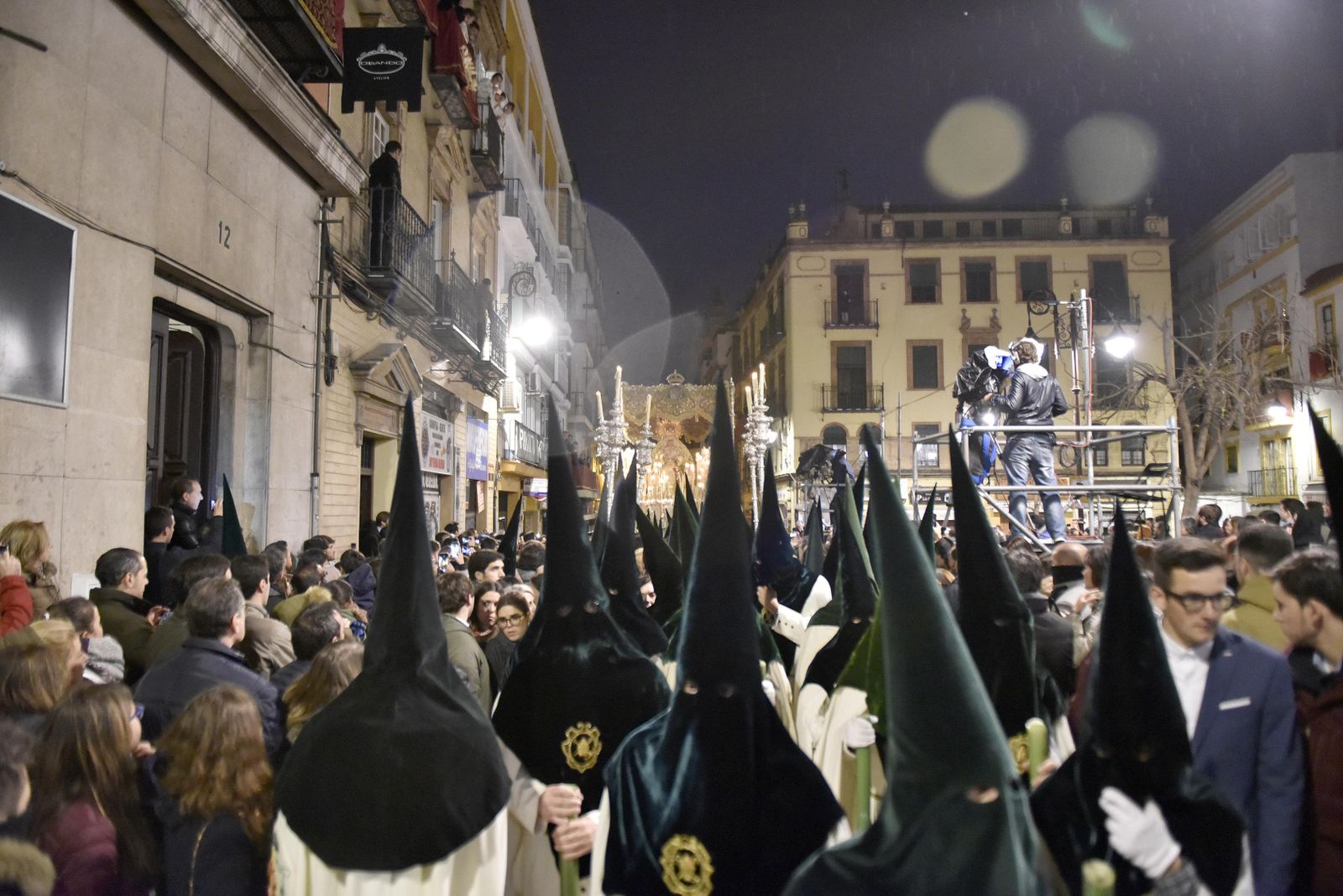 La Macarena, la pasada Madrugada, por la Plaza de la Pescadería.
