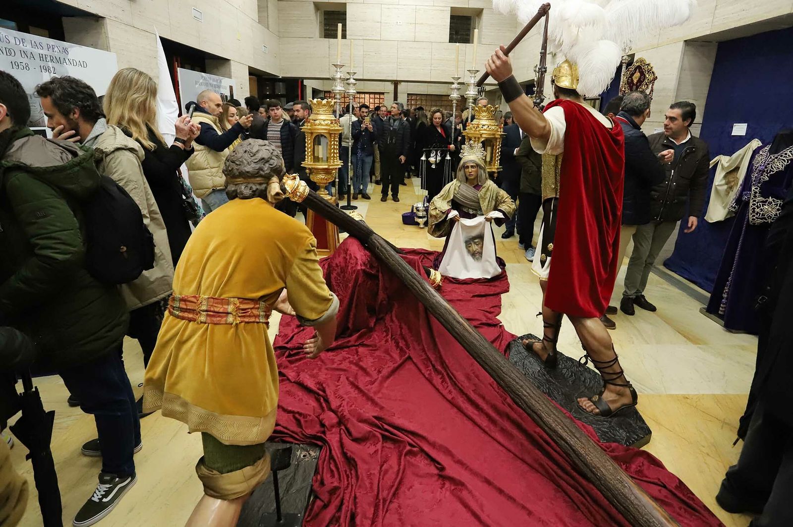 Imágenes de la exposición de la Hdad de las Tres Caídas en la Casa Colón