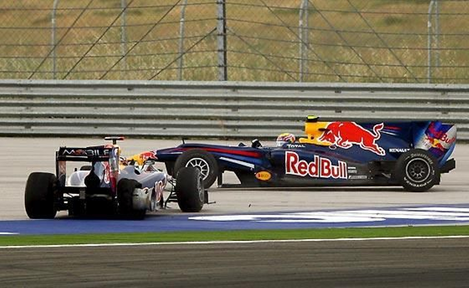 Choque entre los Red Bull de Sebastian Vettel (izquierda) y Mark Webber que causó el abandono de la carrera del primero y el doblete de McLaren.

Foto: Reuters / Afp Photo / Efe