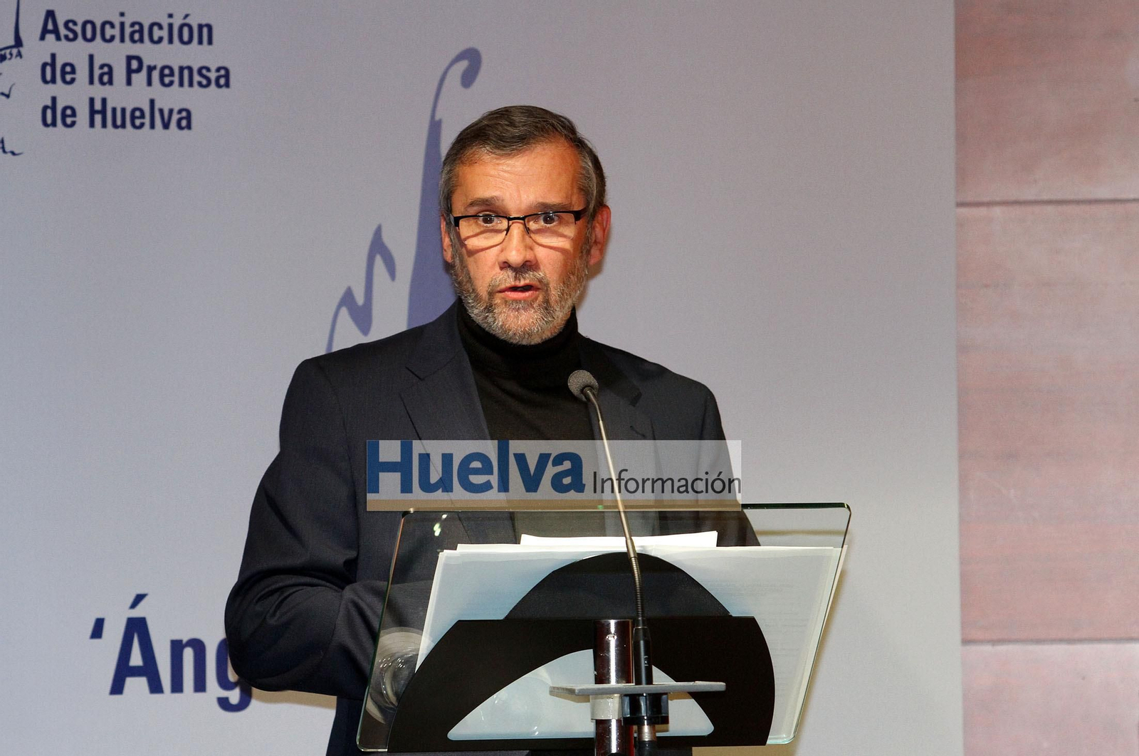 Imágenes de Mª Rosa Calaf recibiendo en premio Ángel Serradilla