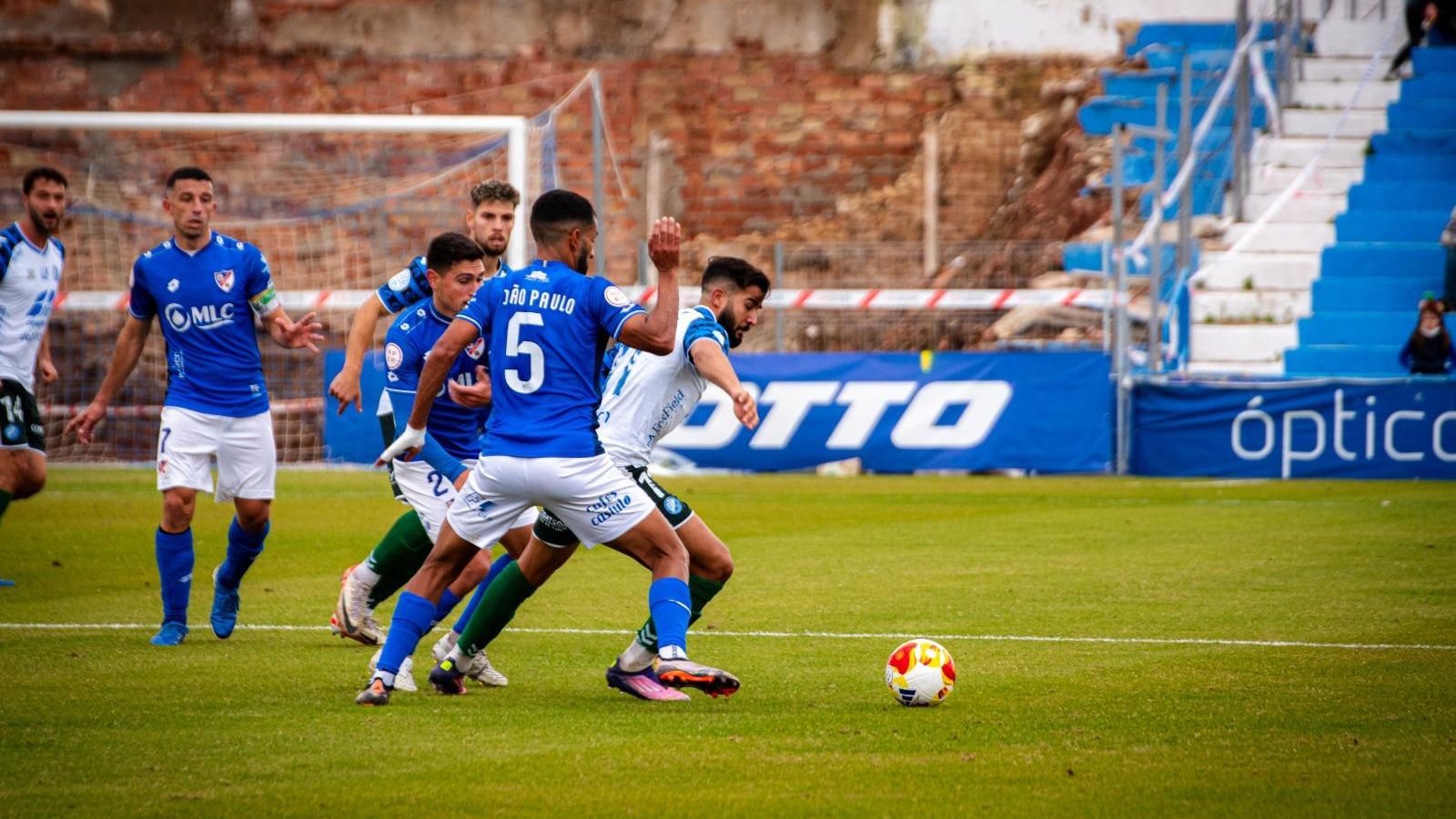 Ilias, rodeado de contrarios.