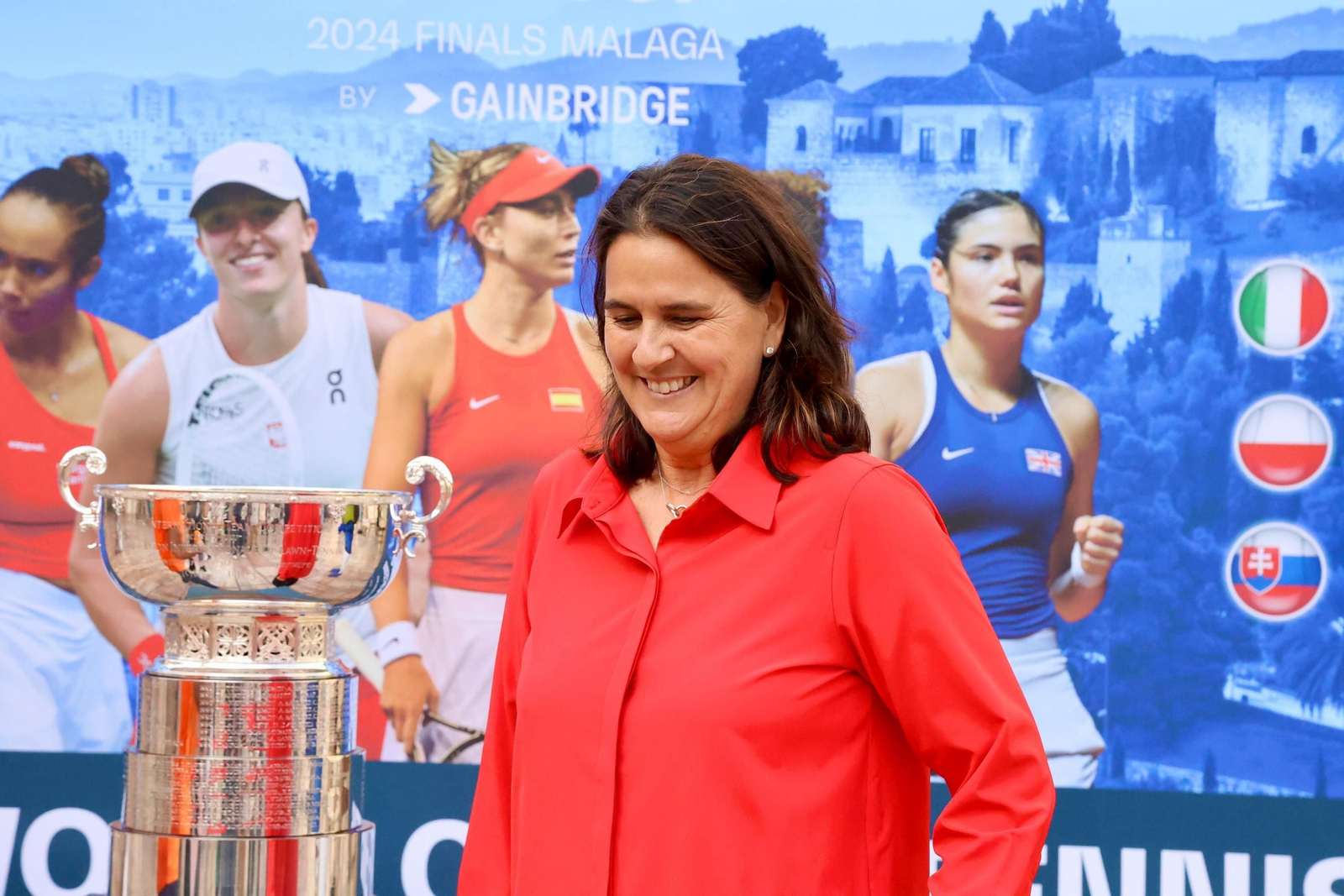El alcalde De la Torre se anima a jugar con Conchita Martínez en la presentación de la BJKC