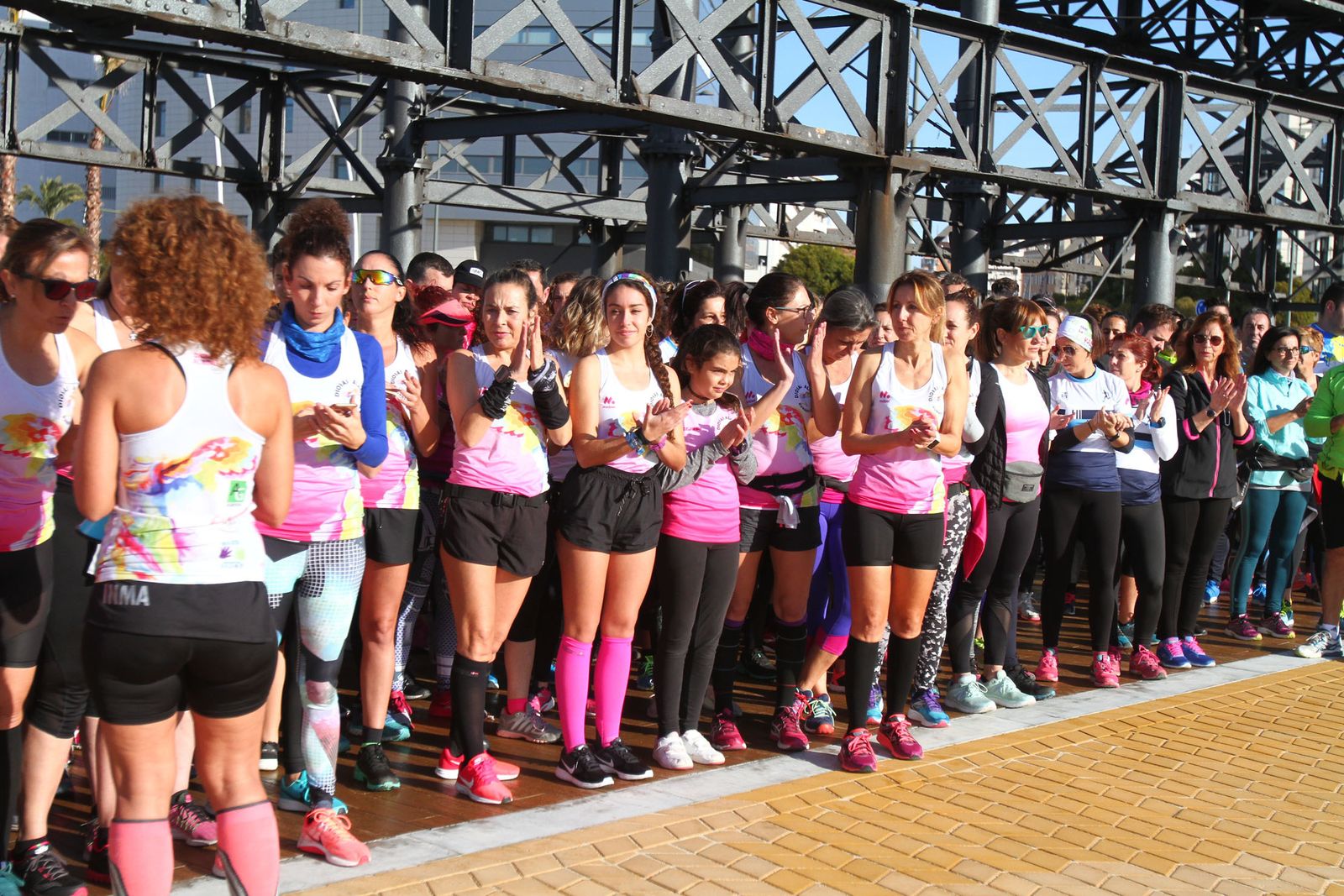 Cientos de personas rinden homenaje a Laura Luelmo en una carrera en Huelva.