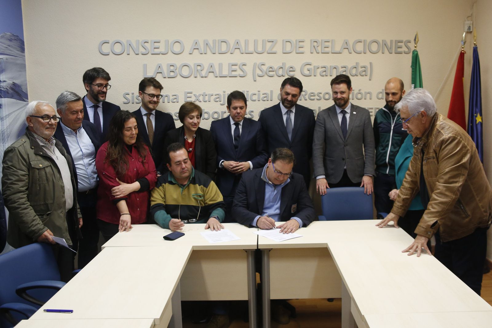 El presidente de la Federación Provincial de Hostelería, Trinitario Betoret, firma el nuevo convenio ante la atenta mirada del resto de partes implicadas..