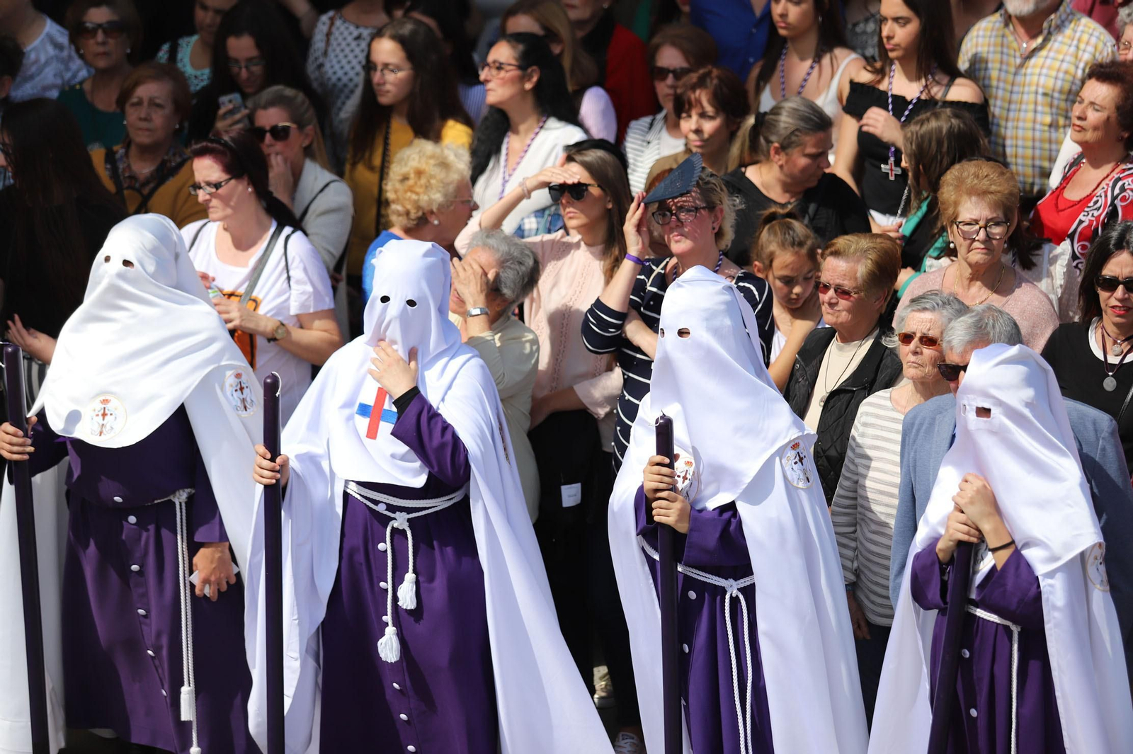 Imágenes del recorrido de la Hermandad del Cristo Cautivo de Huelva