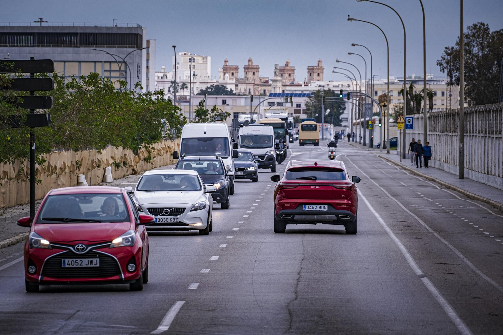 Vehículos atravesando la avenida de Astilleros, en una imagen de archivo.