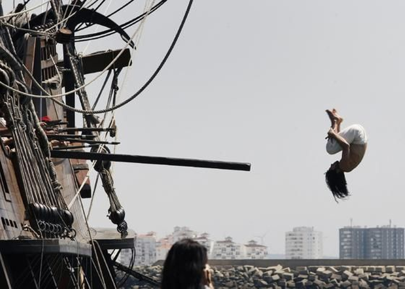 El rodaje del anuncio que el oscarizado Tom Hooper prepara para la marca de ron Capitán Morgan vuelve a Puerto Sherry. 

Foto: Fito Carreto
