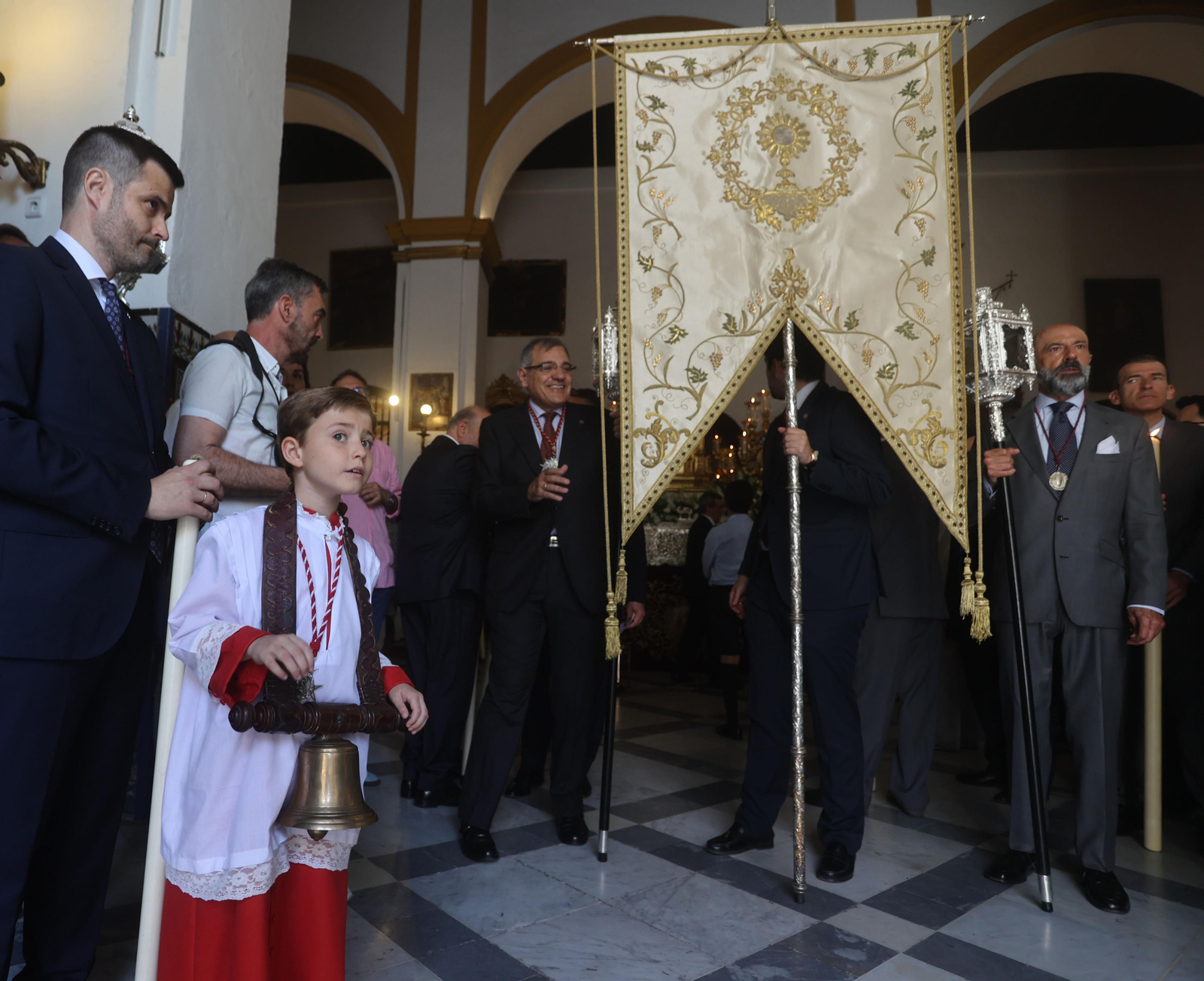 Salida de la procesión eucarística extraordinaria de la Amargura