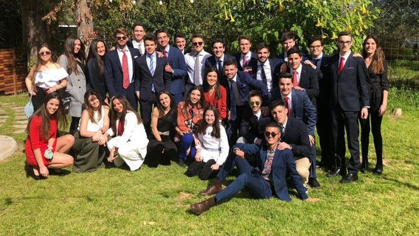 Pablo Martínez Guilloto durante la celebración de sus dieciocho  cumpleaños en los jardines de  La  Cabaña en el Puerto de Santa María, entre ellos Teresa Ortiz, María Fernández Zambonino, Rosita Rodríguez, Cecilia y Beatriz Arena, Marta, Pablo y Cristina Martínez Guilloto, María y Fernando Guilloto, Jacobo Sánchez, Pablo Navea, Gonzalo Yrayzoz, Ángel Guerrero y Nino Copano.