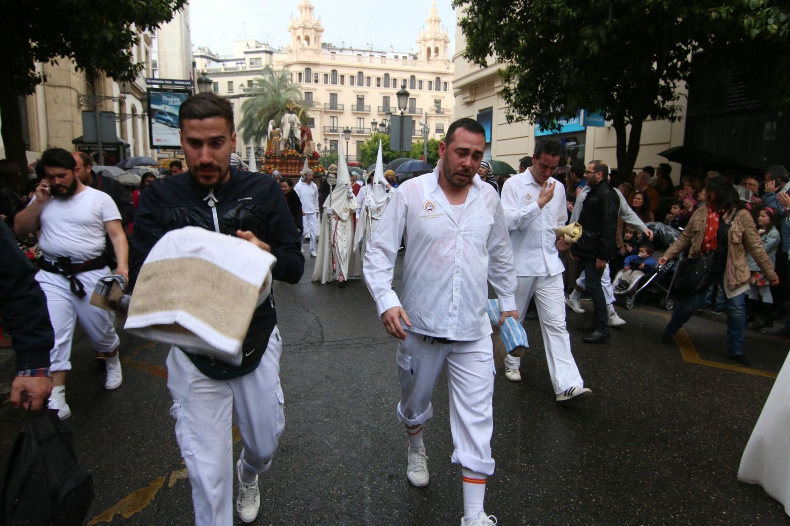 Costaleros de la Entrada Triunfal en 2016, cuando se tuvieron que resguardar en el Góngora.