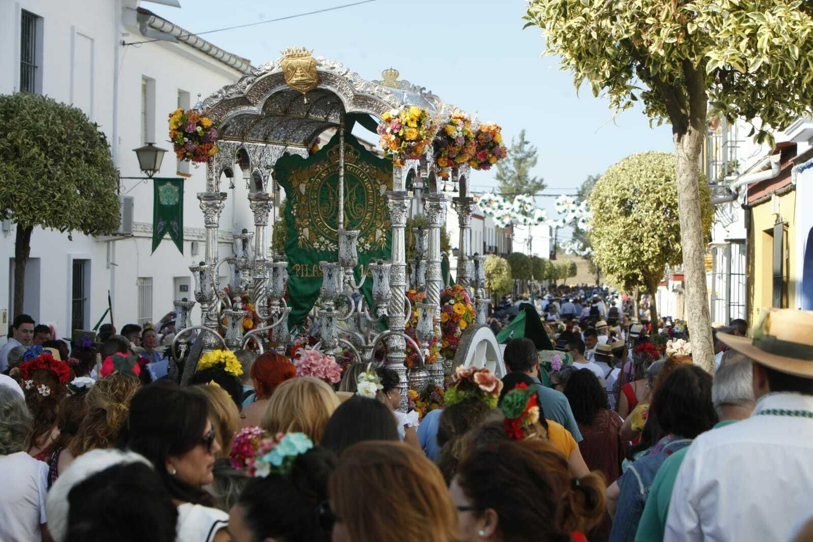 La salida de la Hermandad del Rocío de Pilas, en imágenes