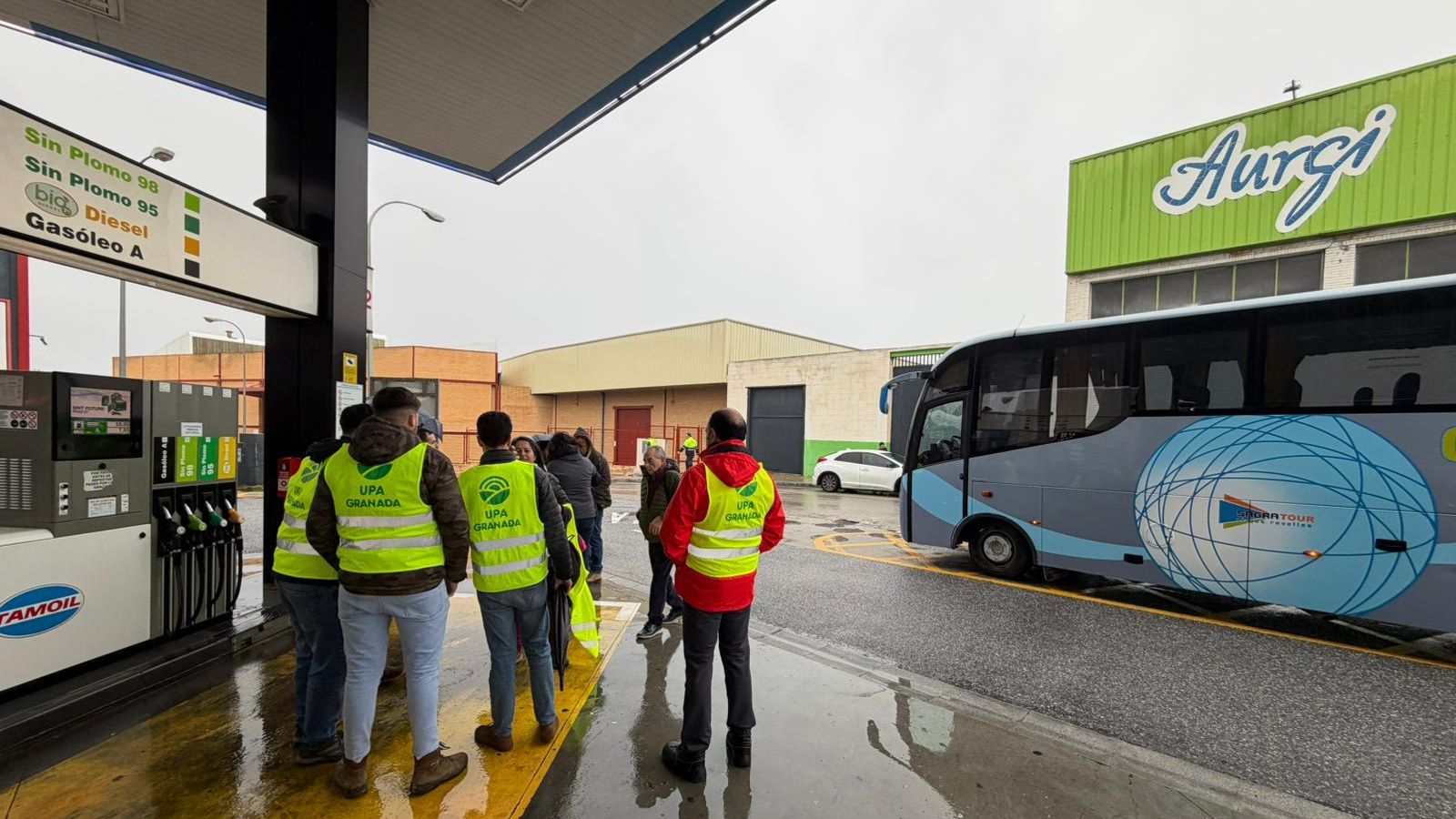 El punto de partida de la tractorada en la rotonda de Aurgi, aún sin tractores