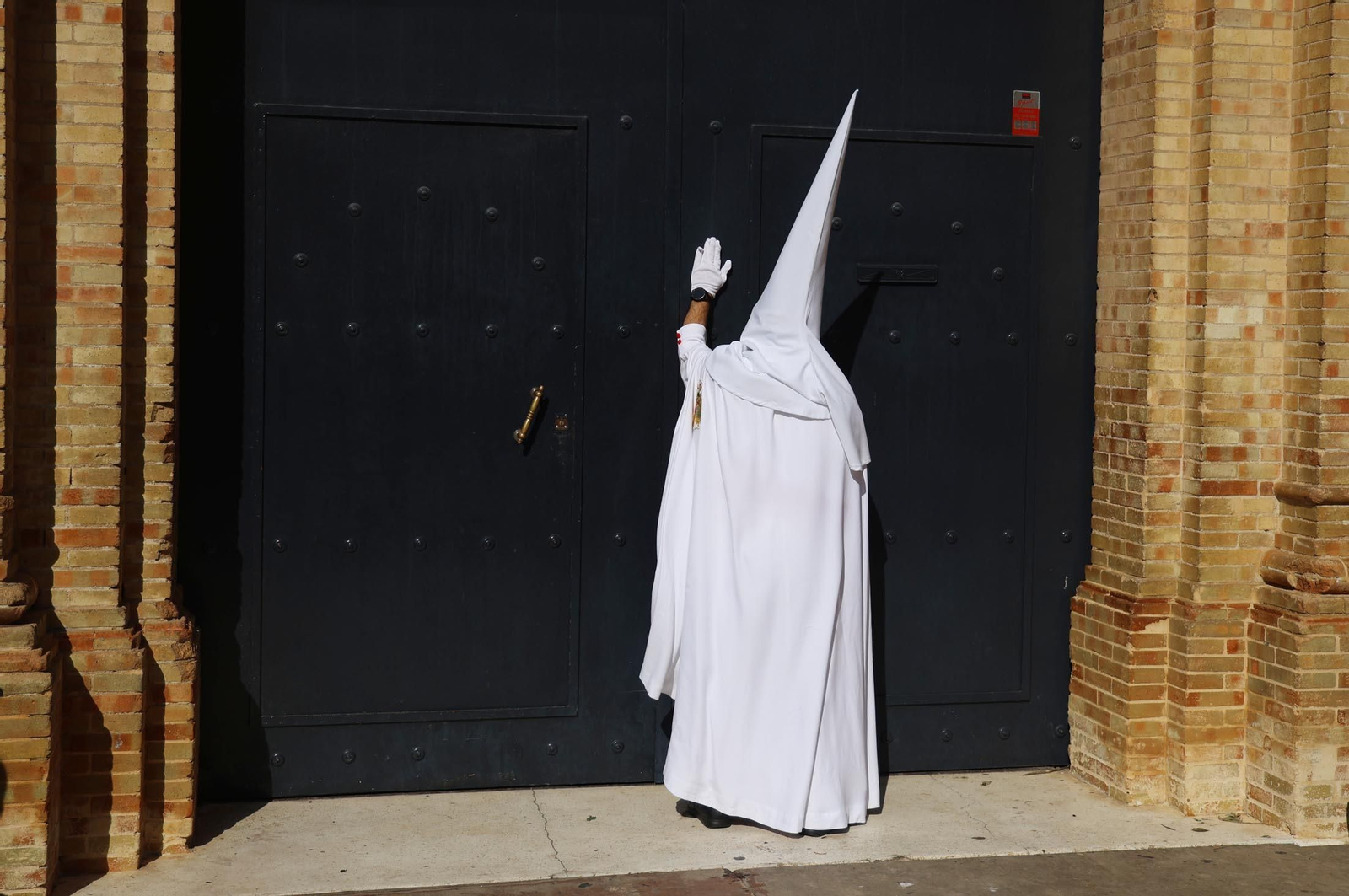 Las mejores imágenes del Lunes Santo en Huelva: Hermandad de las Tres Caídas