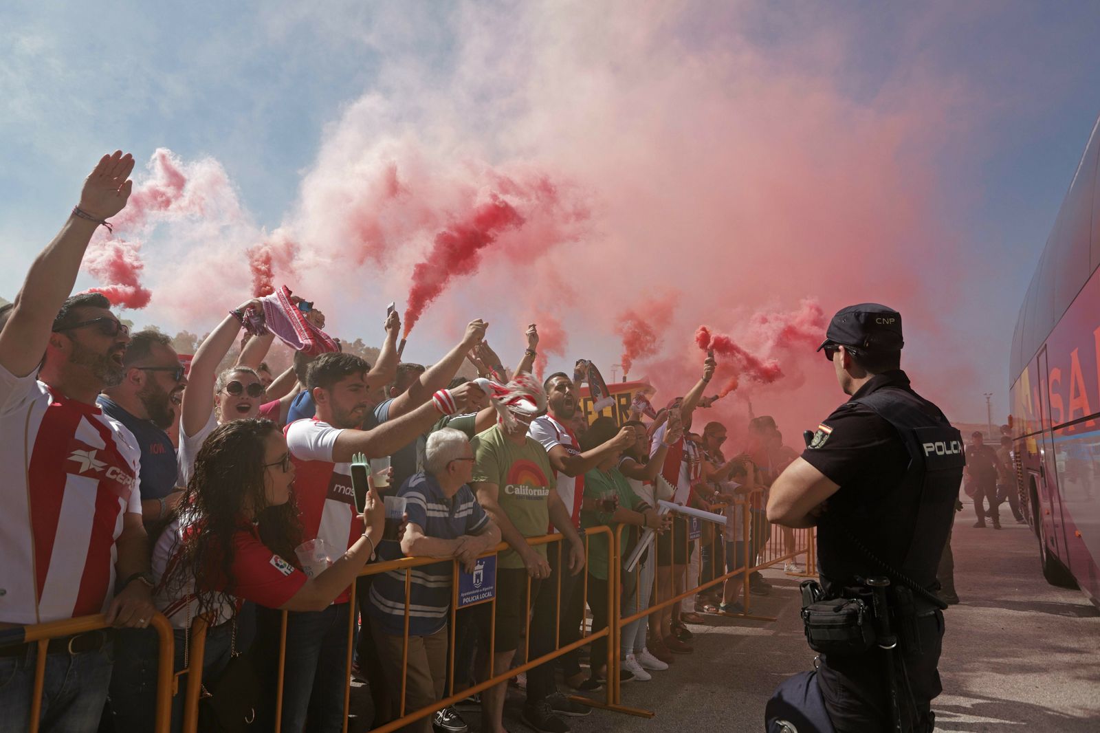 Seguidores del Algeciras esperan el autobús albirrojo el pasado domingo.