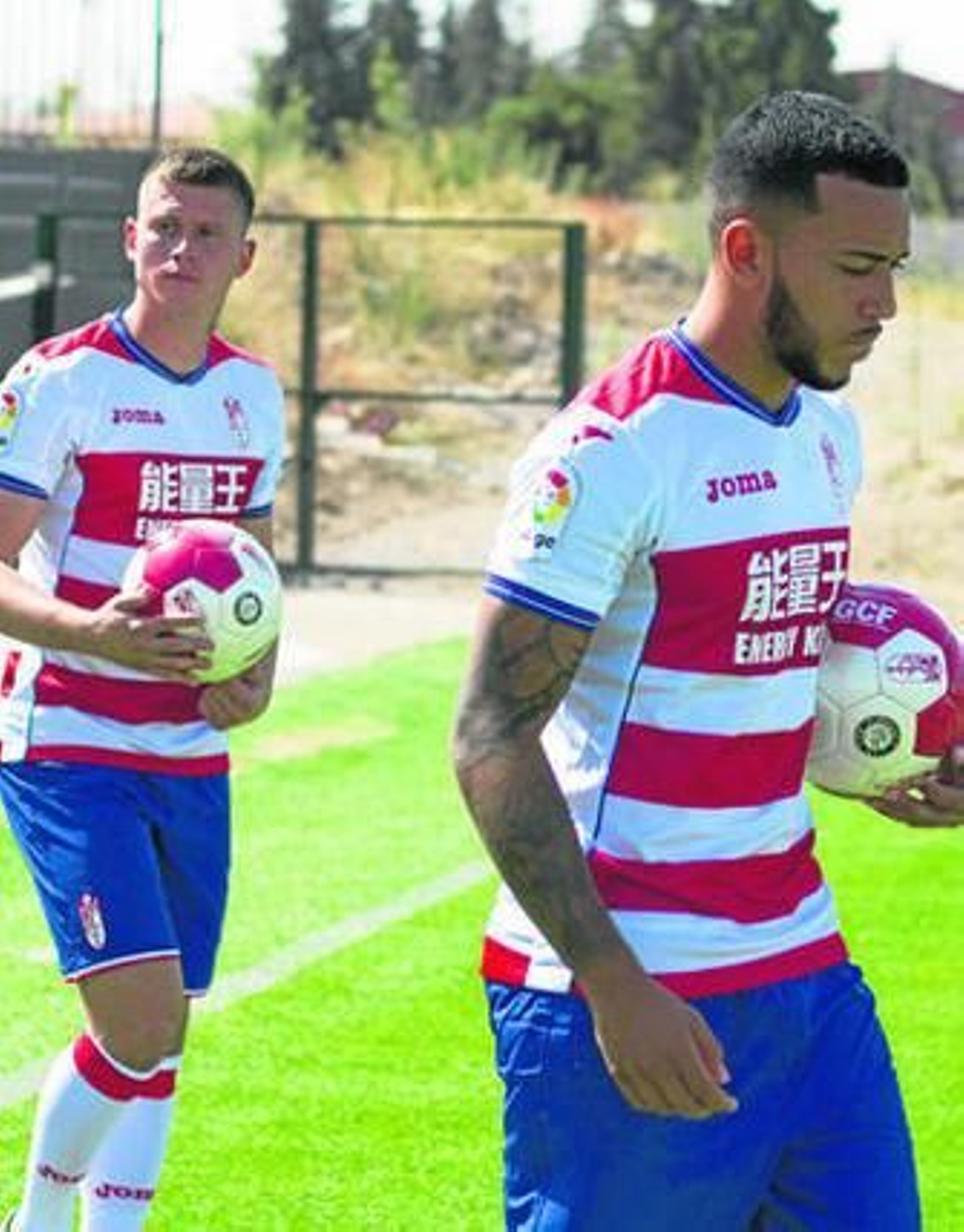 Vezo (d) y Tabanou se dirigen al campo para la sesión de fotos de ayer.