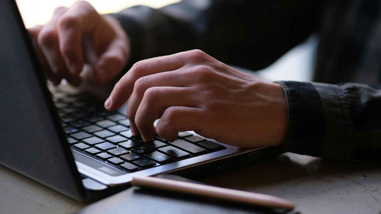 Antes de clicar sobre el enlace adjunto al correo electrónico se debe comprobar el remitente y que no pida información sensible como datos personales o bancarios.