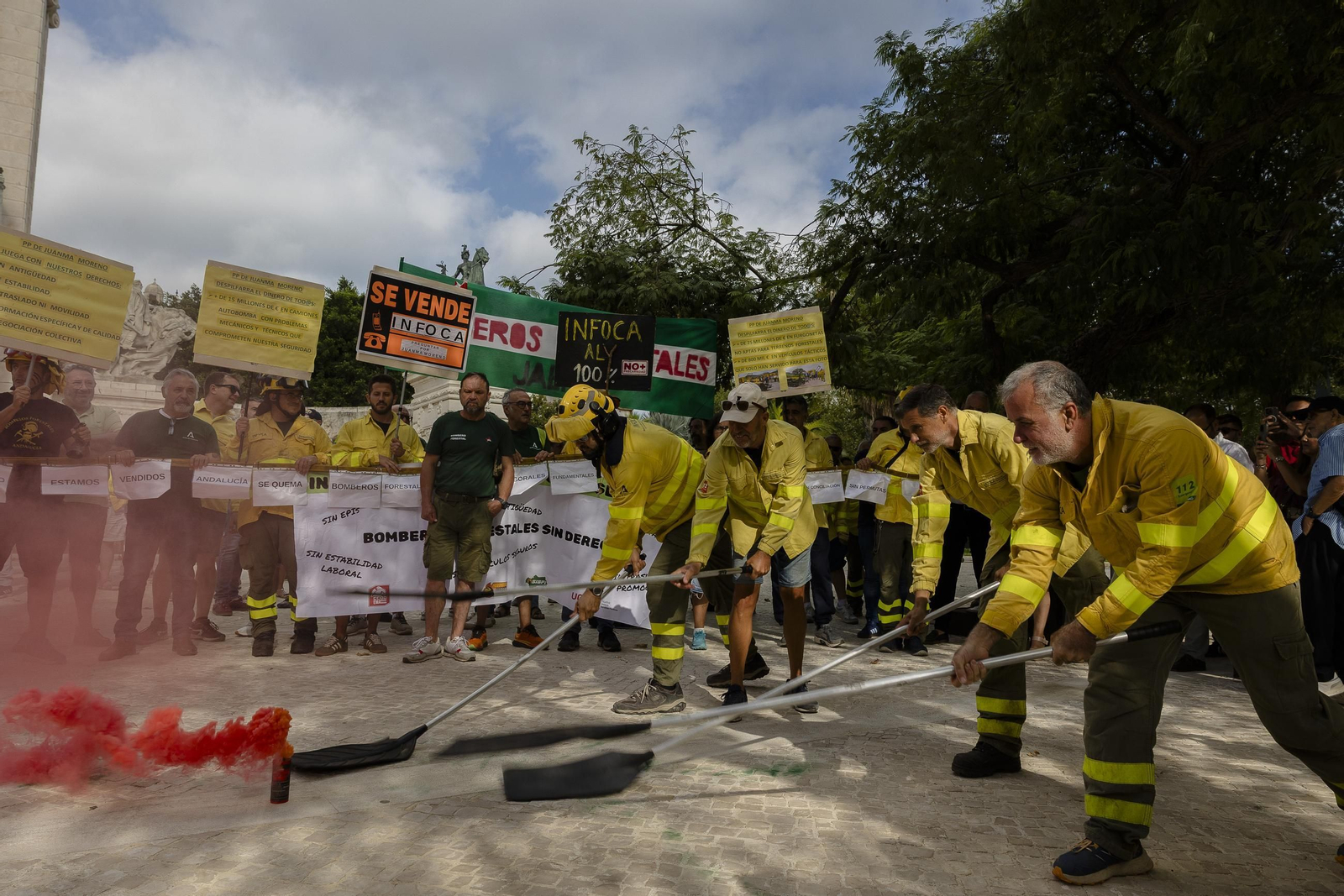 Las imágenes de la manifestación de bomberos y miembros del Infoca en la plaza de España