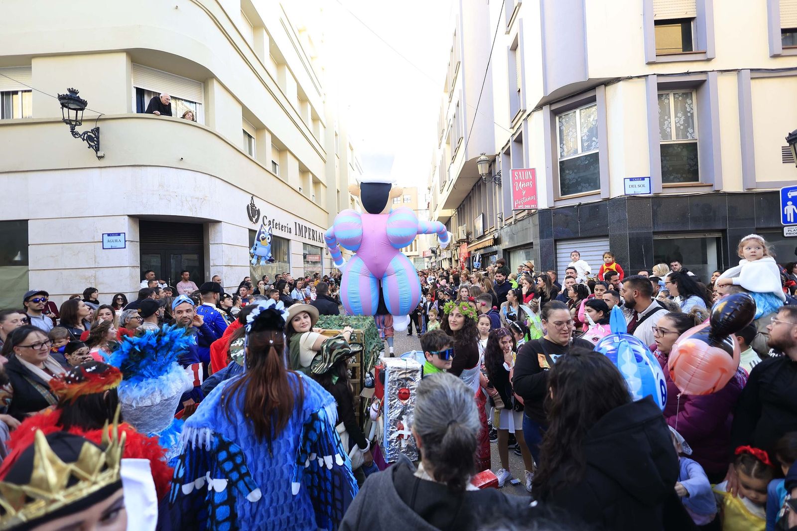 Búscate en las fotos de la cabalgata del Carnaval de La Línea 2026