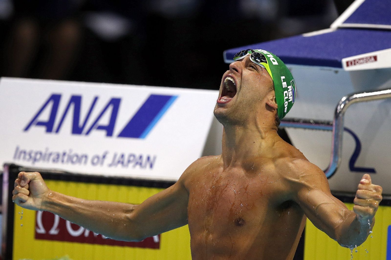 El sudafricano Chad Le Clos celebra el título y el récord de los 100 metros mariposa.