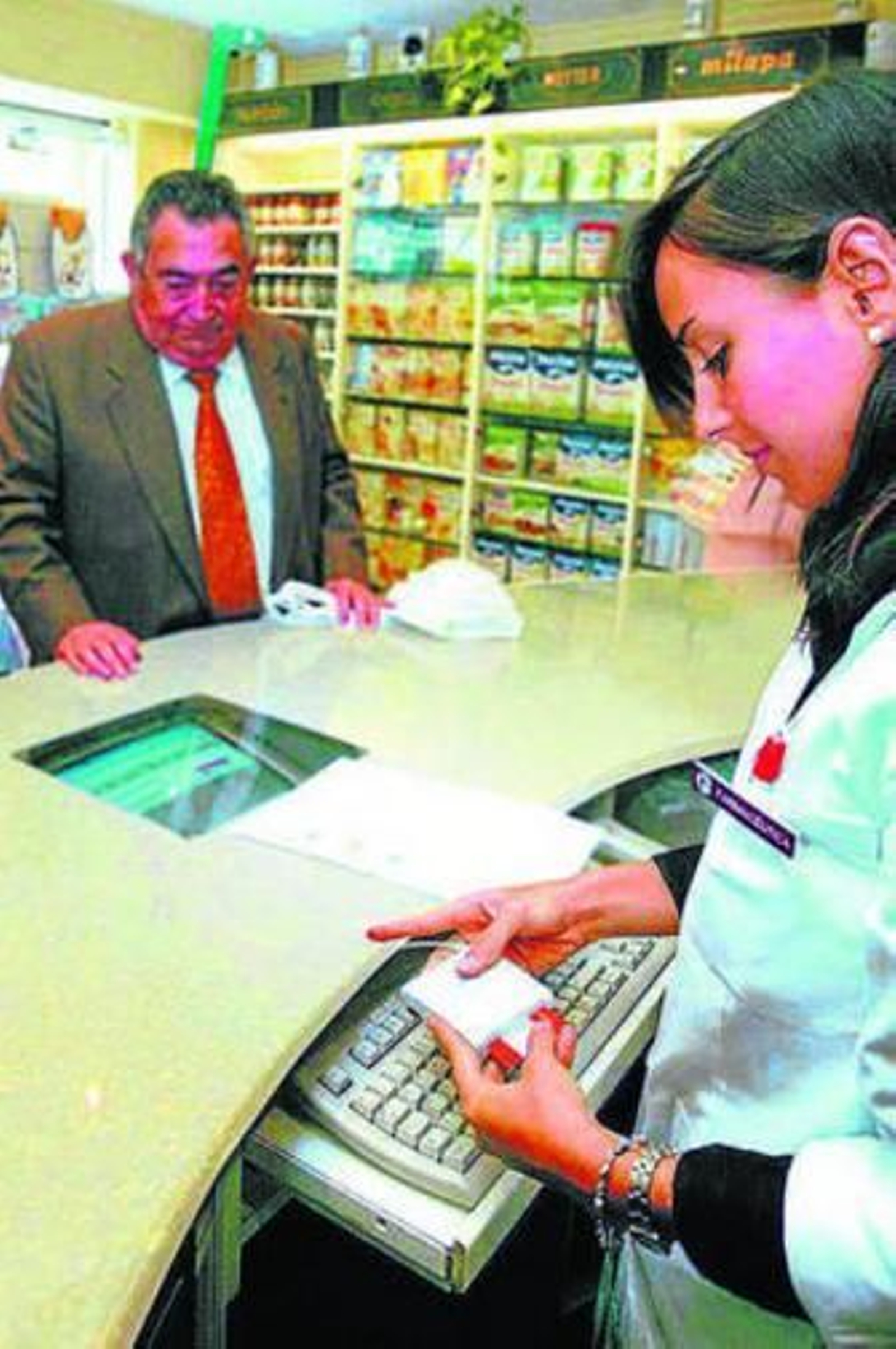 Una farmacéutica dispensa medicamentos con la receta electrónica.
