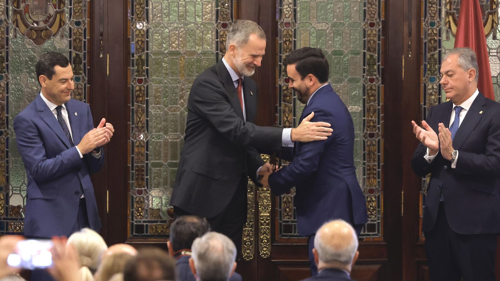 Felipe VI saluda a Alberto Jiménez-Becerril, hijo del matrimonio asesinado, en presencia de Juanma Moreno y José Luis Sanz.