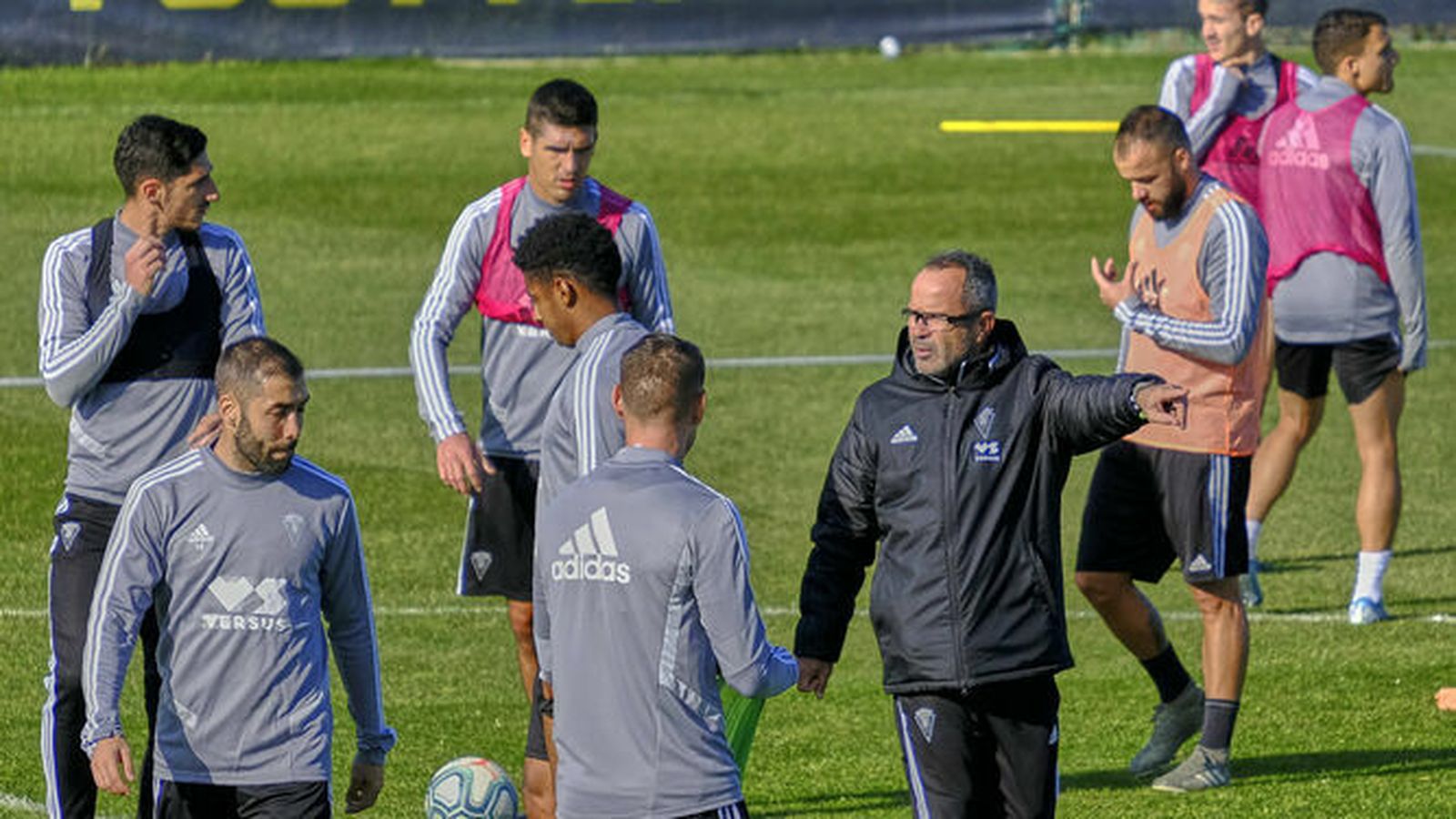 Álvaro Cervera da indicaciones a sus jugadores.